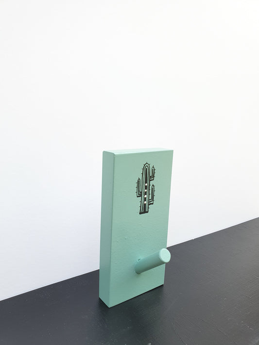 מתלה עץ עם וו תלייה מצויר בעבודת יד קקטוס שחור עם נקודות ירוקות על רקע לבן מתלה לבגדים תיקים ומגבות לכניסה לבית חדר רחצה וחדר ילדים עיצוב נקי מודרני