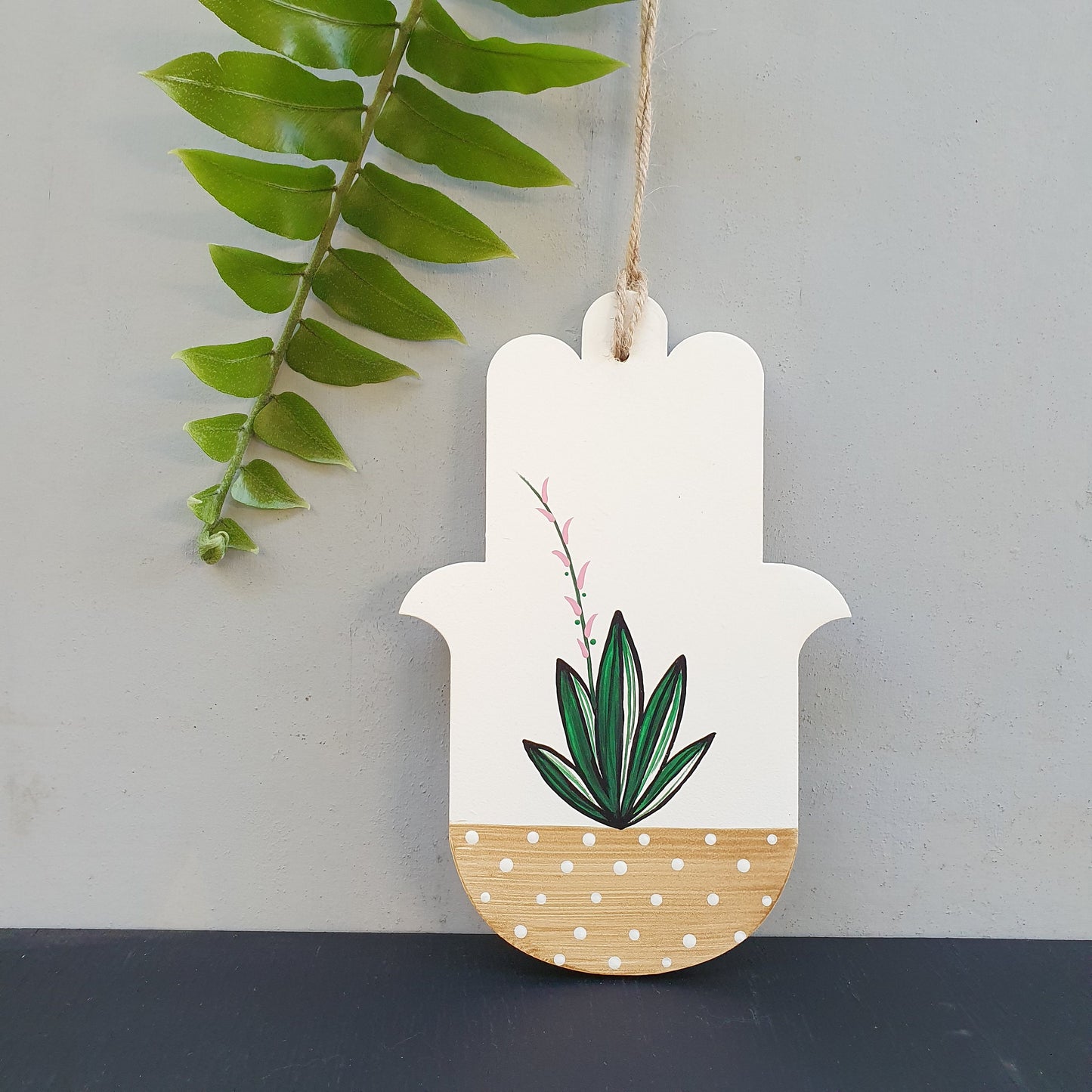 Astar | חמסה מעוצבת לקיר בעבודת יד עם ציור קקטוס