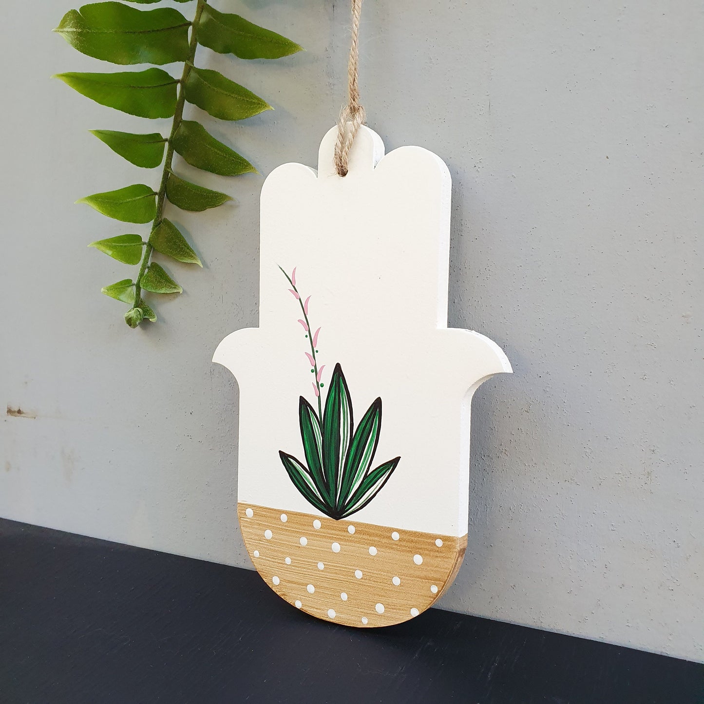 חמסה מעוצבת לקיר בעבודת יד עם ציור קקטוס מתנה לחנוכת בית ציור עבודת יד ישראלי מקורי