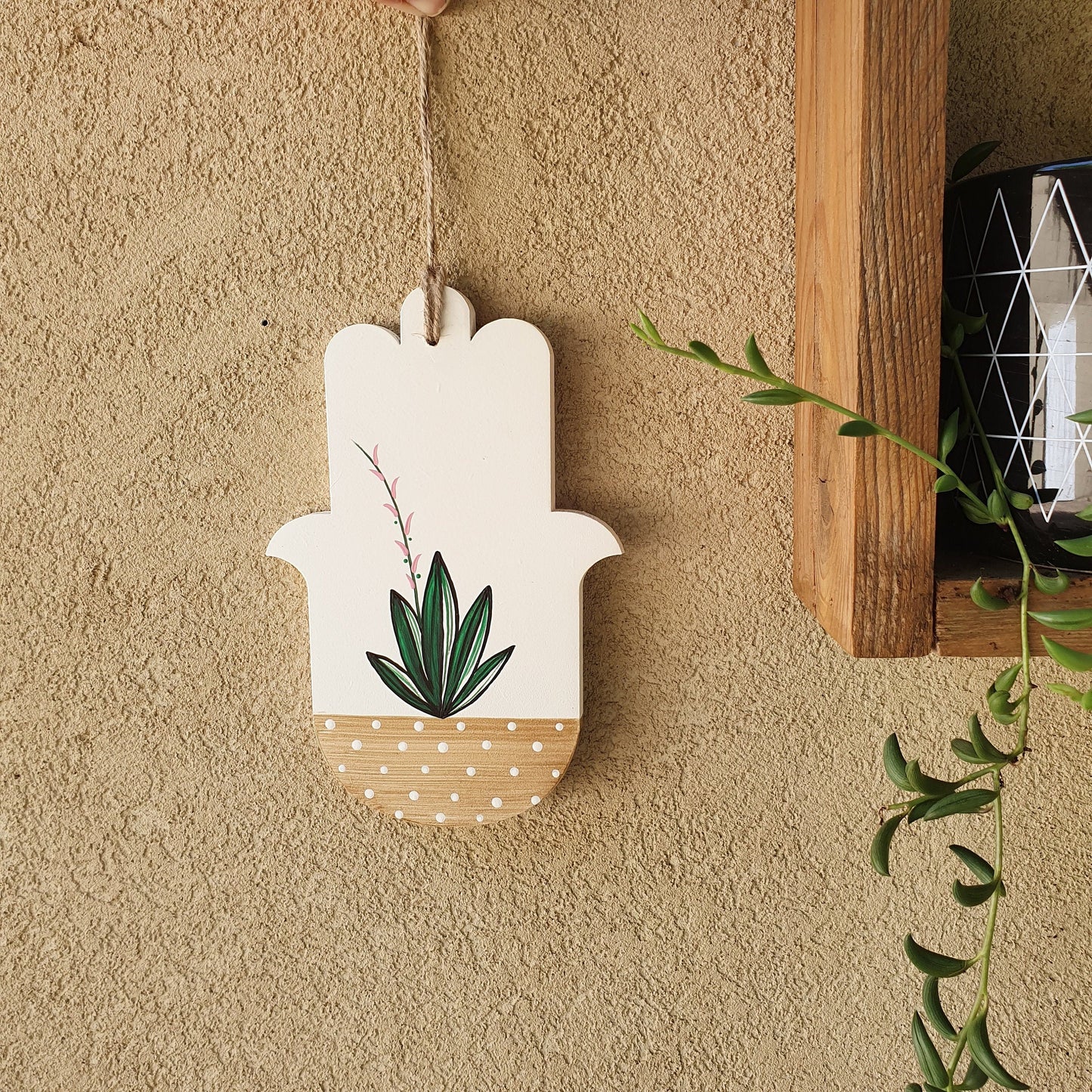 חמסה מעוצבת לקיר בעבודת יד עם ציור קקטוס מתנה לחנוכת בית ציור עבודת יד ישראלי מקורי