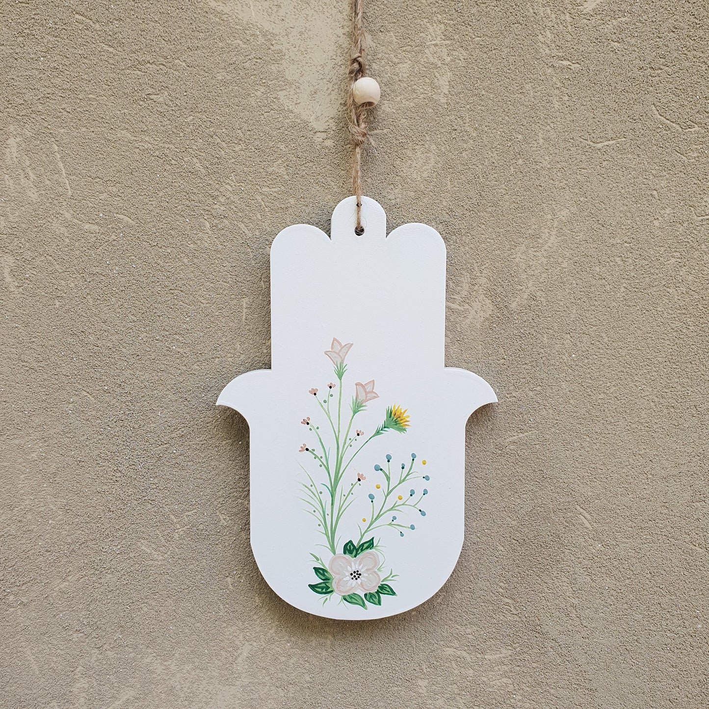 חמסה בעבודת יד עם ציור פריחה עדינה, מתנה לבית לחנוכת בית ולחגים ציור מקורי