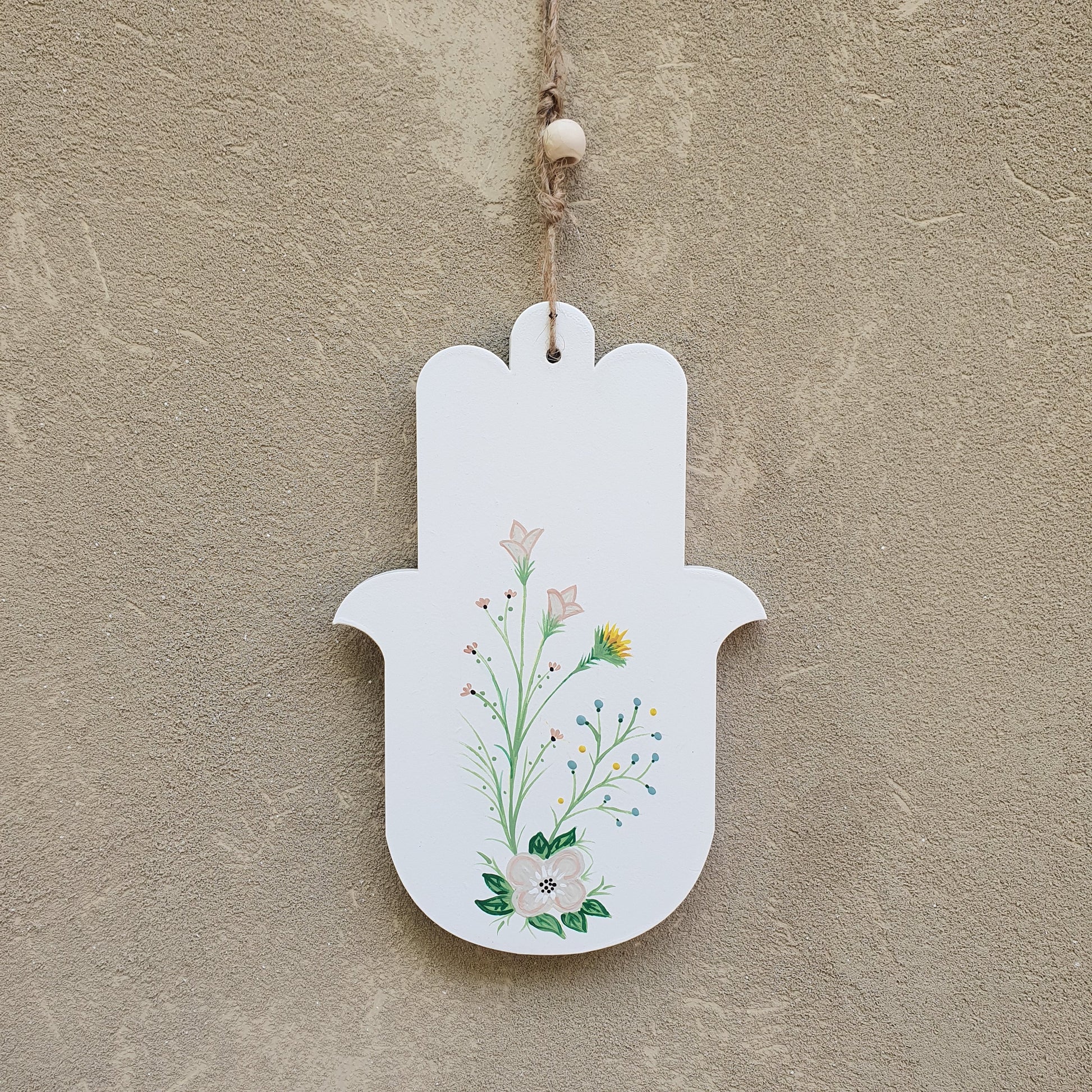 חמסה בעבודת יד עם ציור פריחה עדינה, מתנה לבית לחנוכת בית ולחגים ציור מקורי