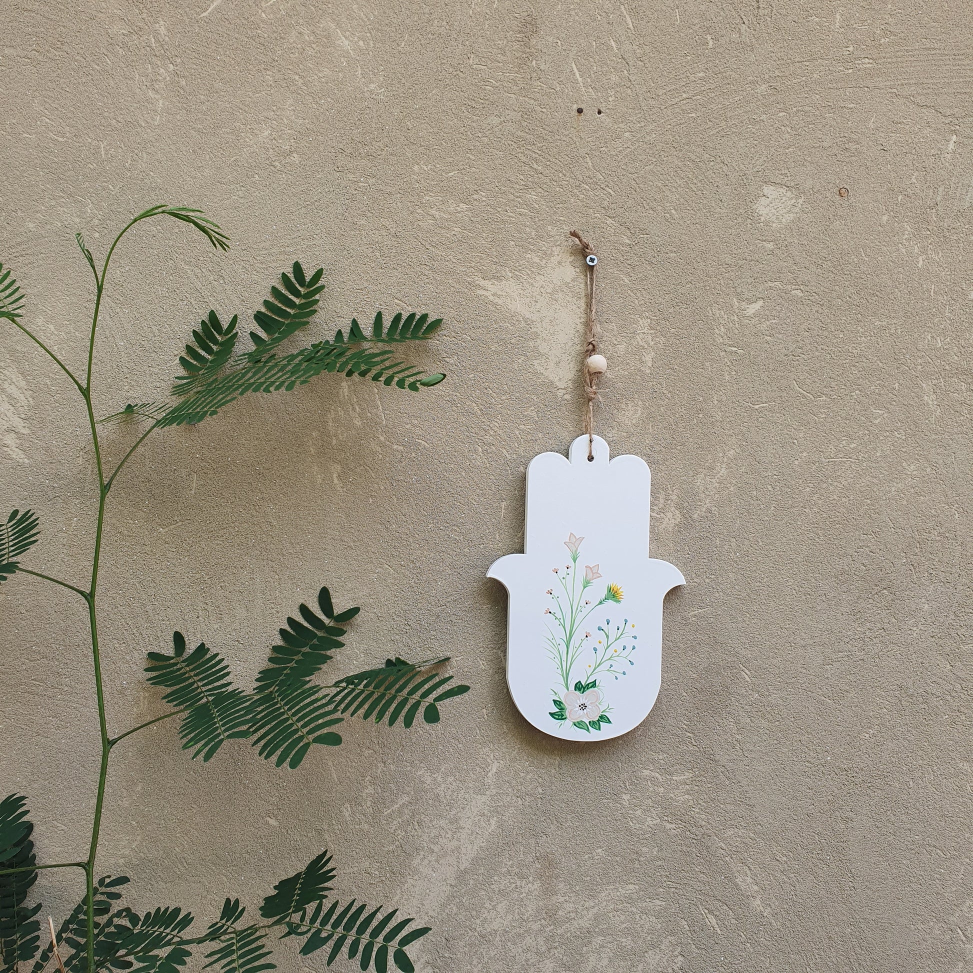 חמסה בעבודת יד עם ציור פריחה עדינה, מתנה לבית לחנוכת בית ולחגים ציור מקורי