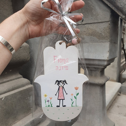 חמסה לחדר ילדים בעבודת יד עם ציור ילדה מתוקה וכיתוב אישי, מתנה ללידה ולבריתה ציור מקורי