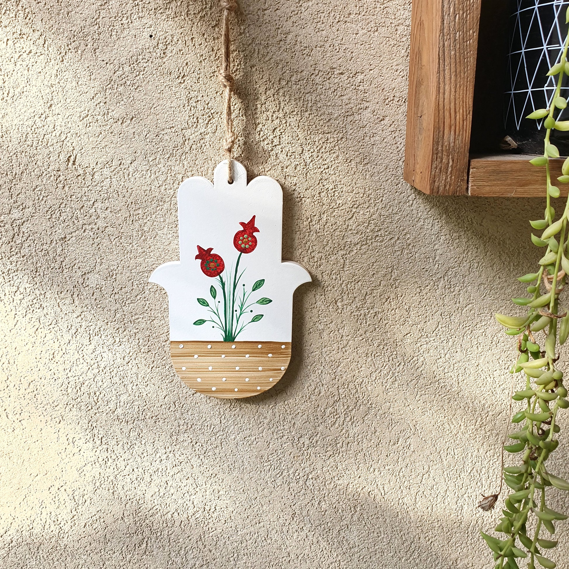 חמסה בעבודת יד עם ציור רימונים אדומים, סמל לשפע ברכה ופוריות מתנה לאירוסין לראש השנה ולבית חדש