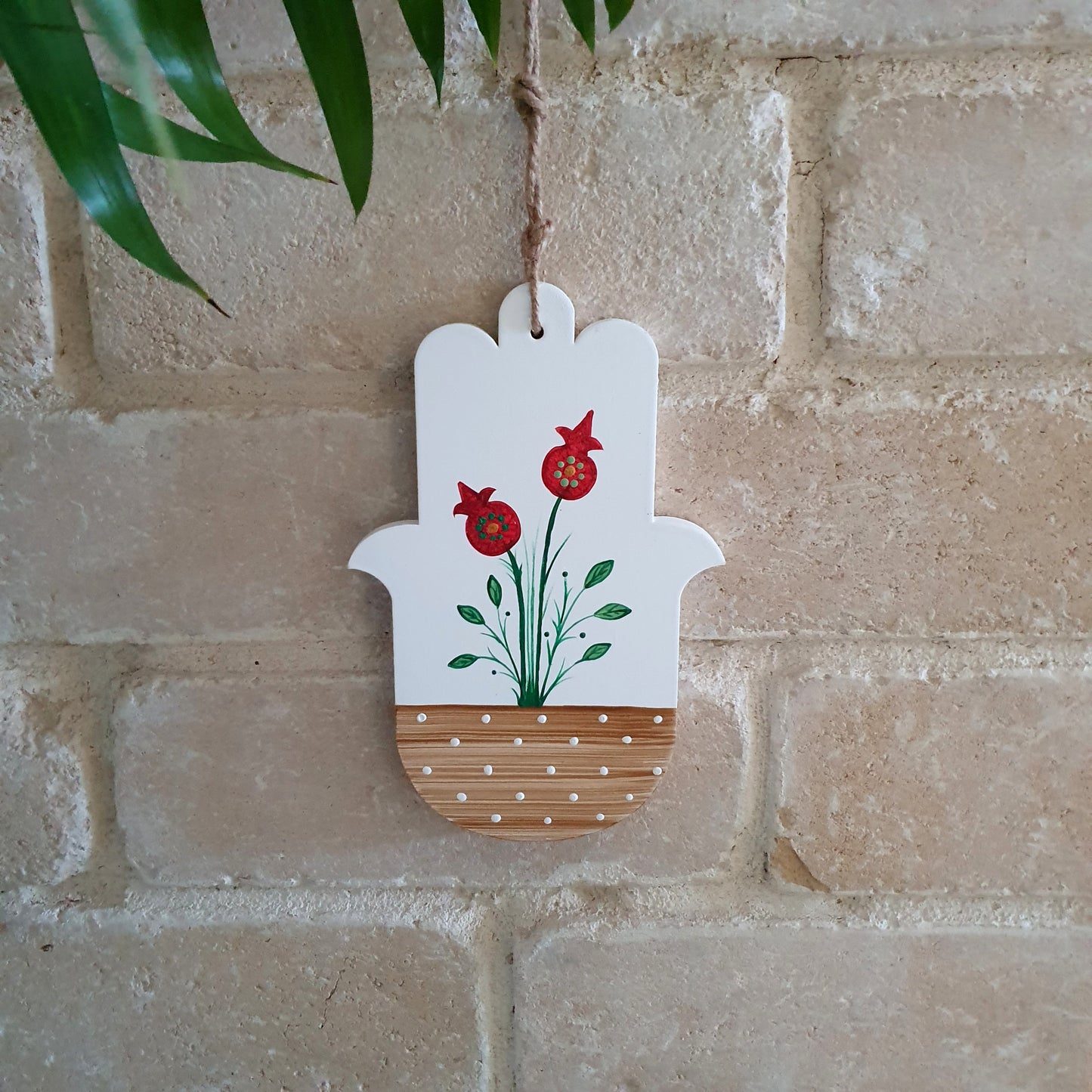 חמסה בעבודת יד עם ציור רימונים אדומים, סמל לשפע ברכה ופוריות מתנה לאירוסין לראש השנה ולבית חדש