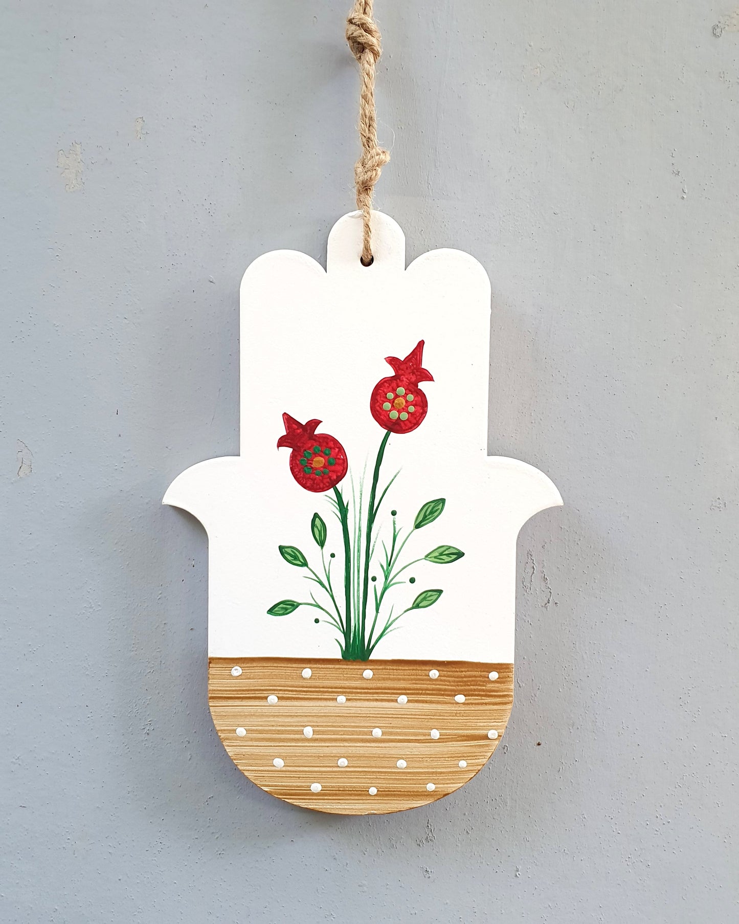 חמסה בעבודת יד עם ציור רימונים אדומים, סמל לשפע ברכה ופוריות מתנה לאירוסין לראש השנה ולבית חדש