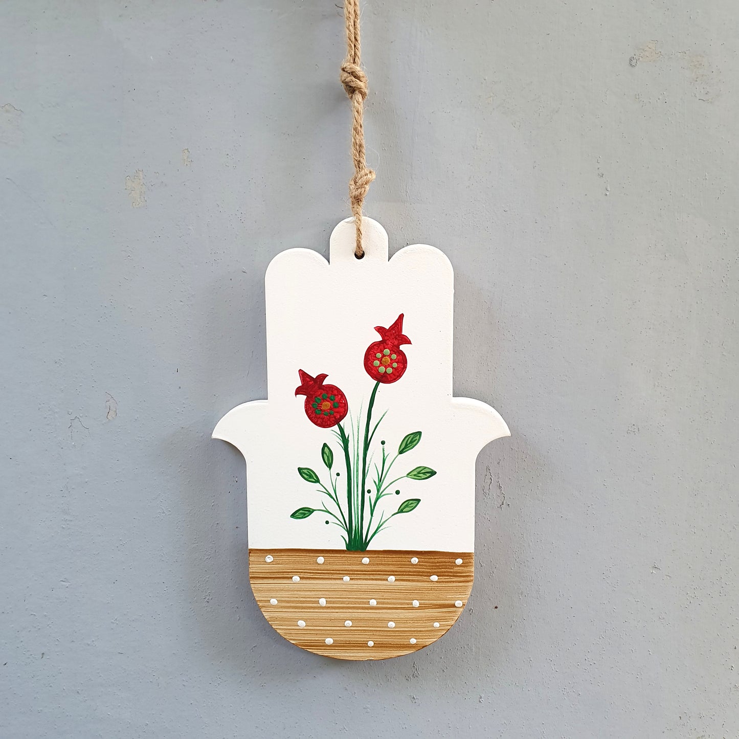 חמסה בעבודת יד עם ציור רימונים אדומים, סמל לשפע ברכה ופוריות מתנה לאירוסין לראש השנה ולבית חדש