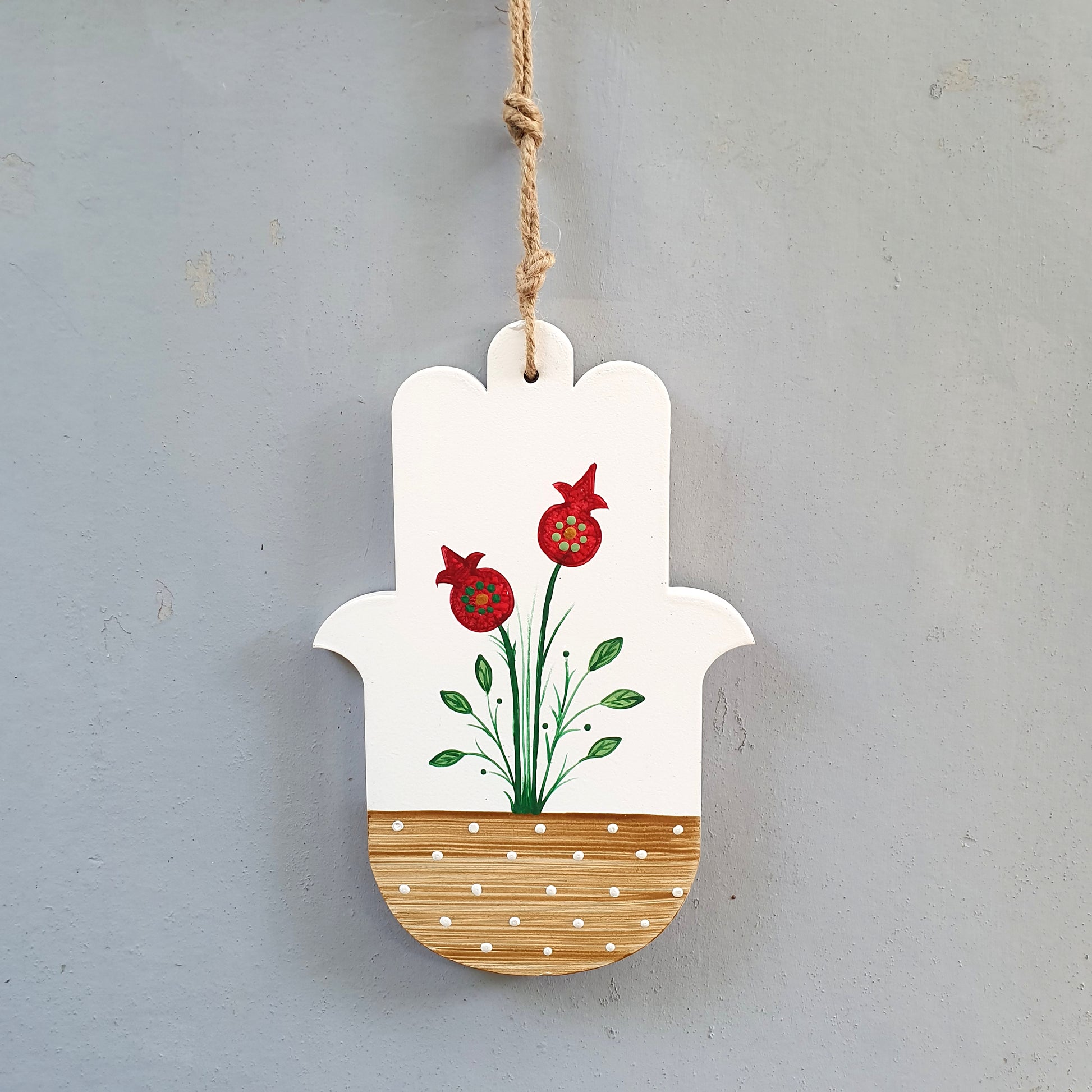 חמסה בעבודת יד עם ציור רימונים אדומים, סמל לשפע ברכה ופוריות מתנה לאירוסין לראש השנה ולבית חדש