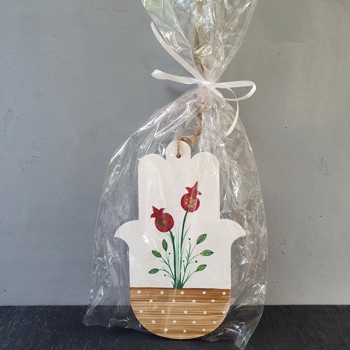 חמסה בעבודת יד עם ציור רימונים אדומים, סמל לשפע ברכה ופוריות מתנה לאירוסין לראש השנה ולבית חדש