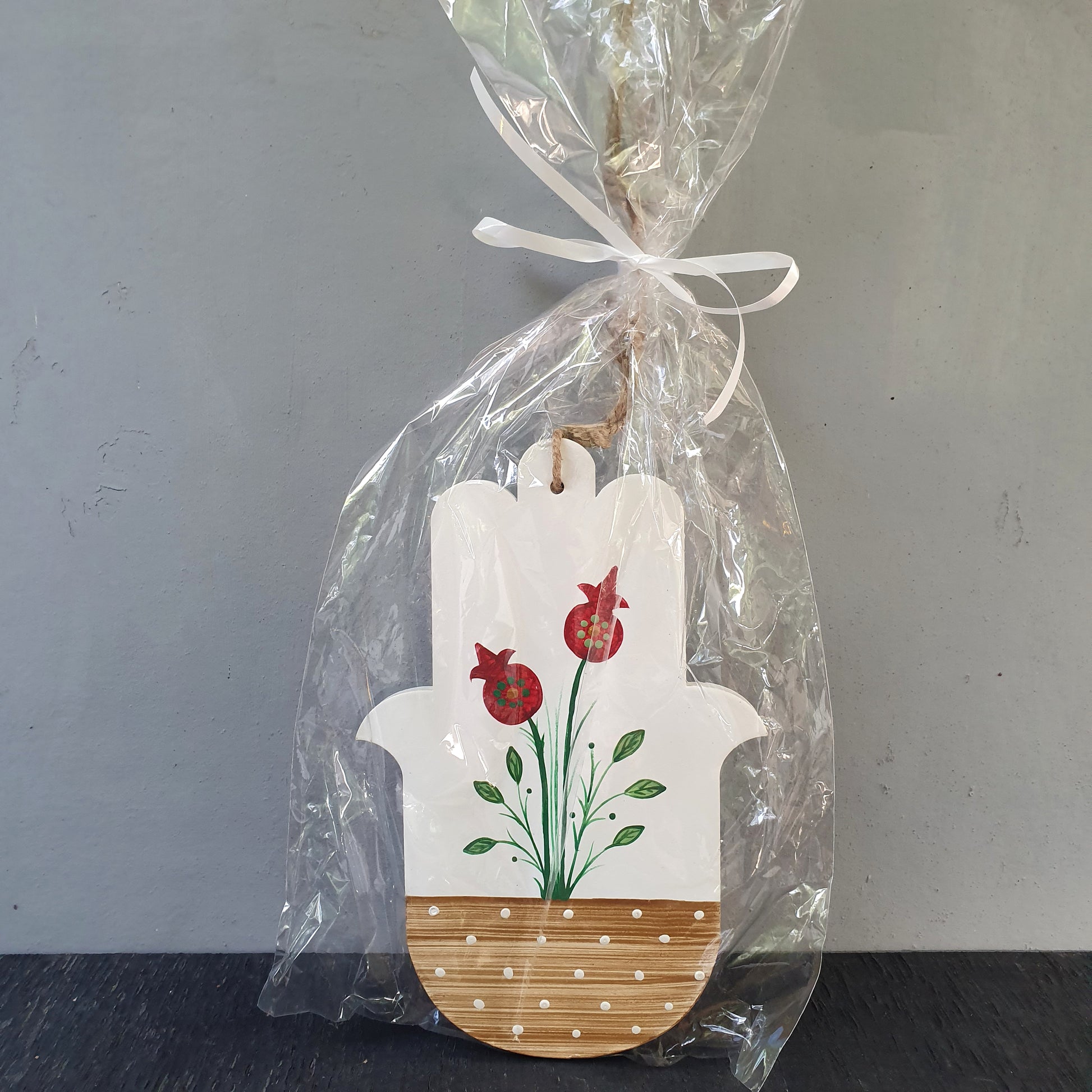 חמסה בעבודת יד עם ציור רימונים אדומים, סמל לשפע ברכה ופוריות מתנה לאירוסין לראש השנה ולבית חדש