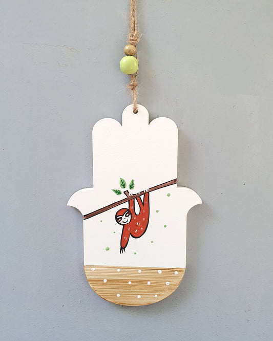 חמסה לחדר ילדים בעבודת יד עם ציור עצלן מתוק וכיתוב אישי, מתנה ללידה ולבריתה ציור מקורי