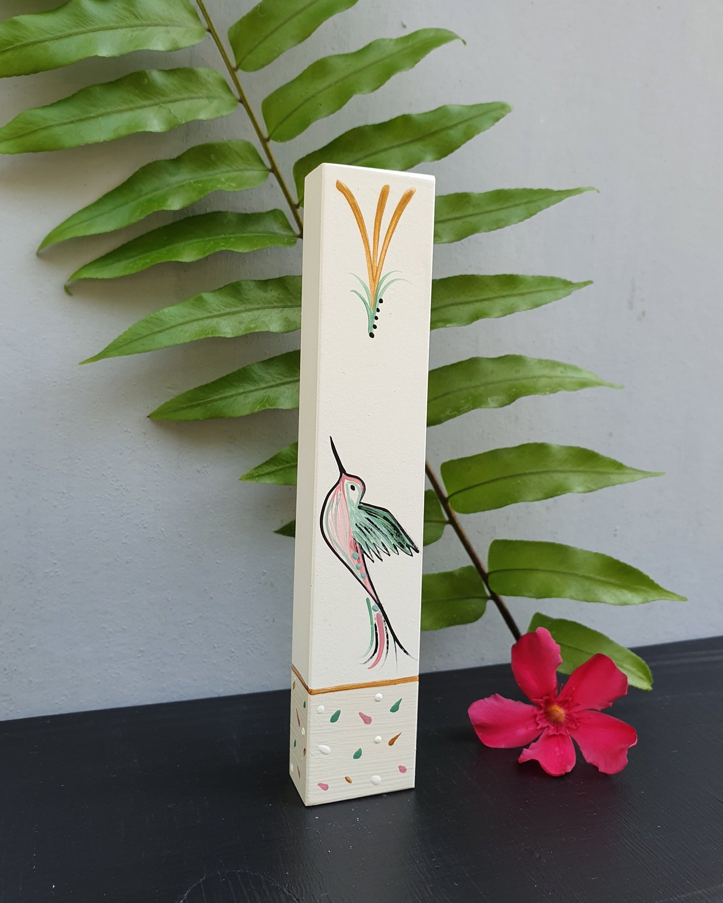 מזוזה מעוצבת מעץ עם ציור יונק דבש מצויר ביד בסגנון עדין, מזוזה בעבודת יד לכניסה לבית או למשרד מצויירת בעבודת יד