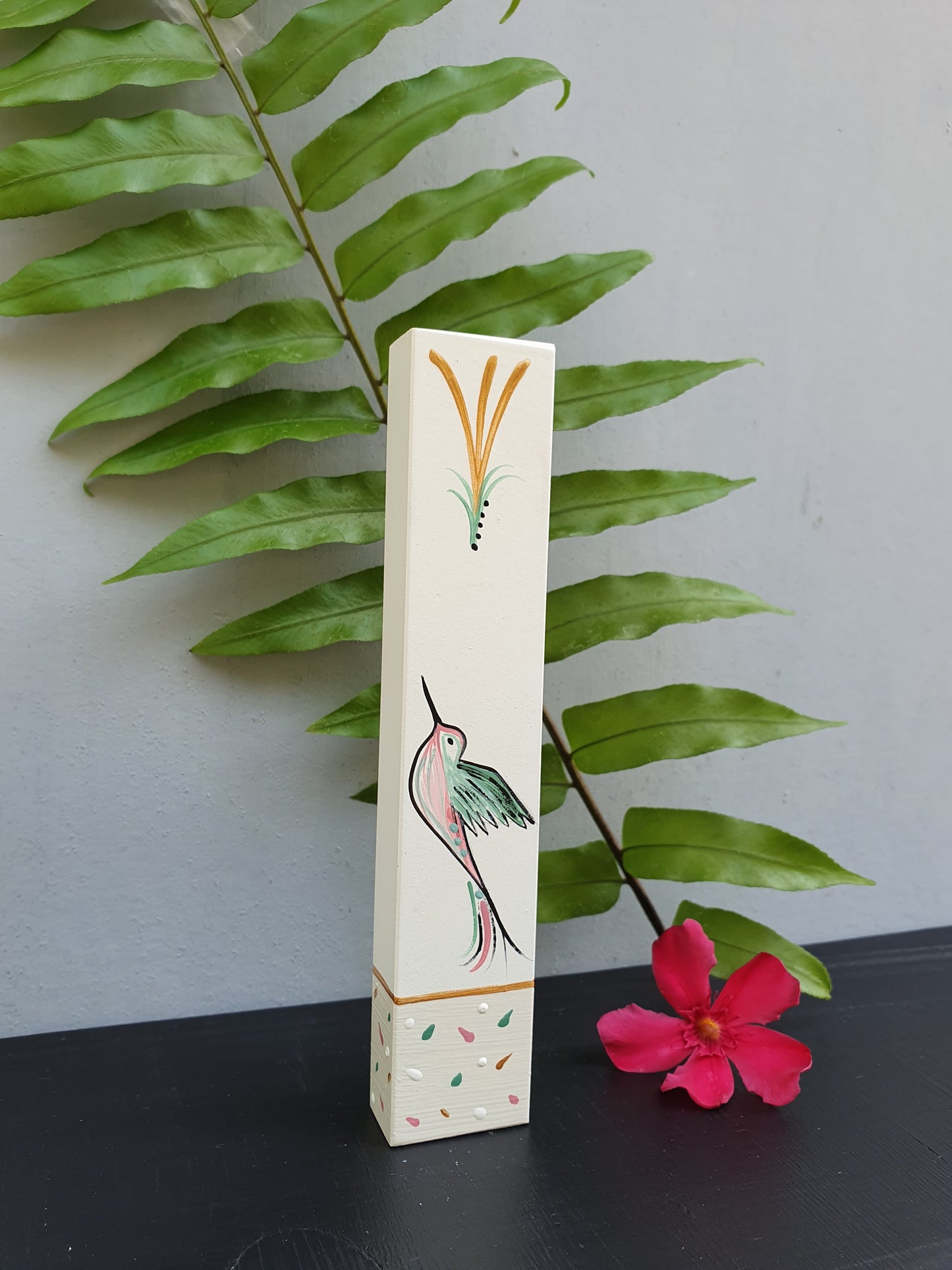 מזוזה לחדר ילדים בעבודת יד בהשראת ספארי וחיות תיבת נח עם ציורים עדינים של ג׳ירפה זברה ציפור ועצלן בגוונים רכים מזוזה עם כיתוב אישי לחדר תינוק חדר ילדים מתנה ללידה ברית ובריתה עיצוב ישראלי בעבודת יד