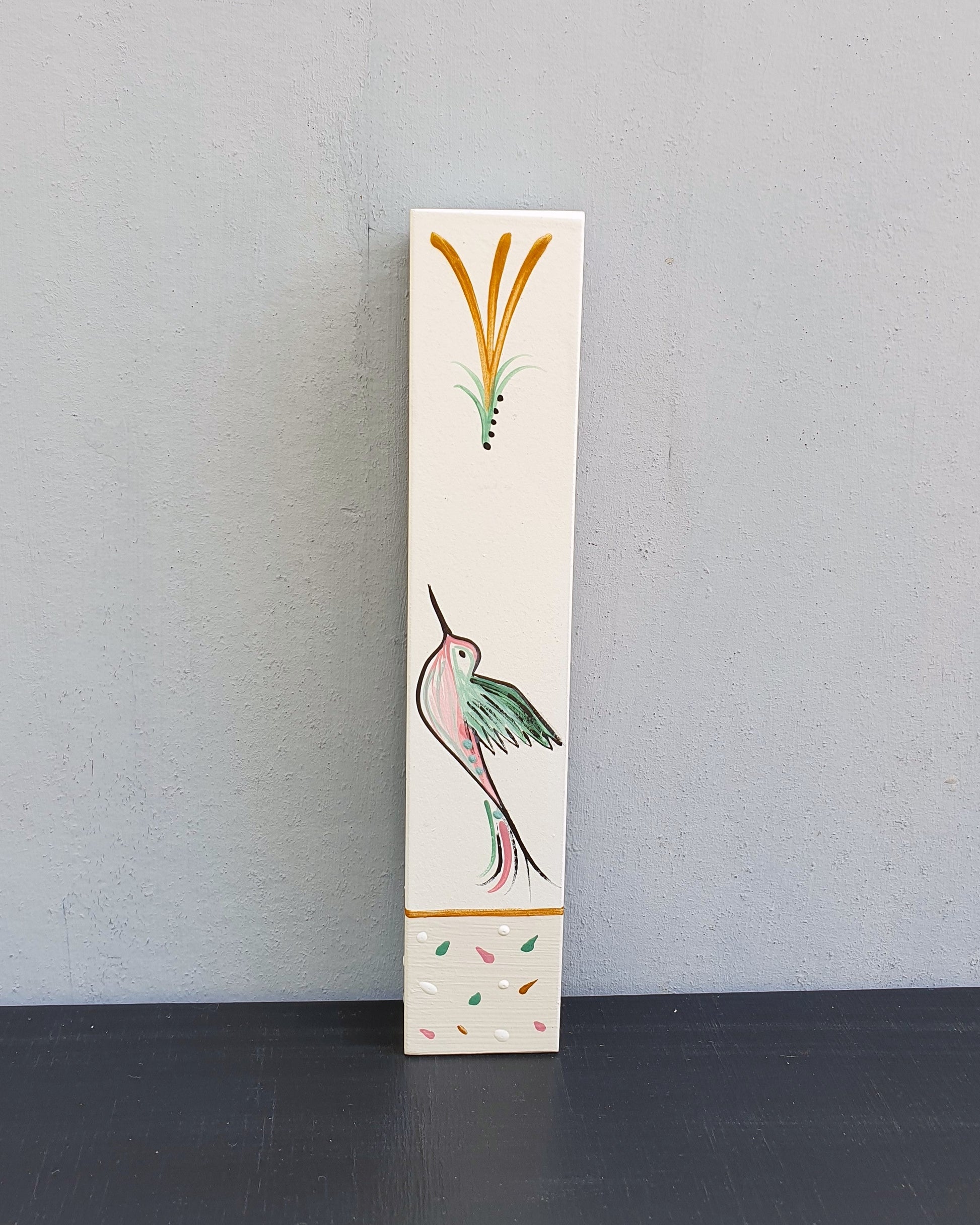 מזוזה מעוצבת מעץ עם ציור יונק דבש מצויר ביד בסגנון עדין, מזוזה בעבודת יד לכניסה לבית או למשרד