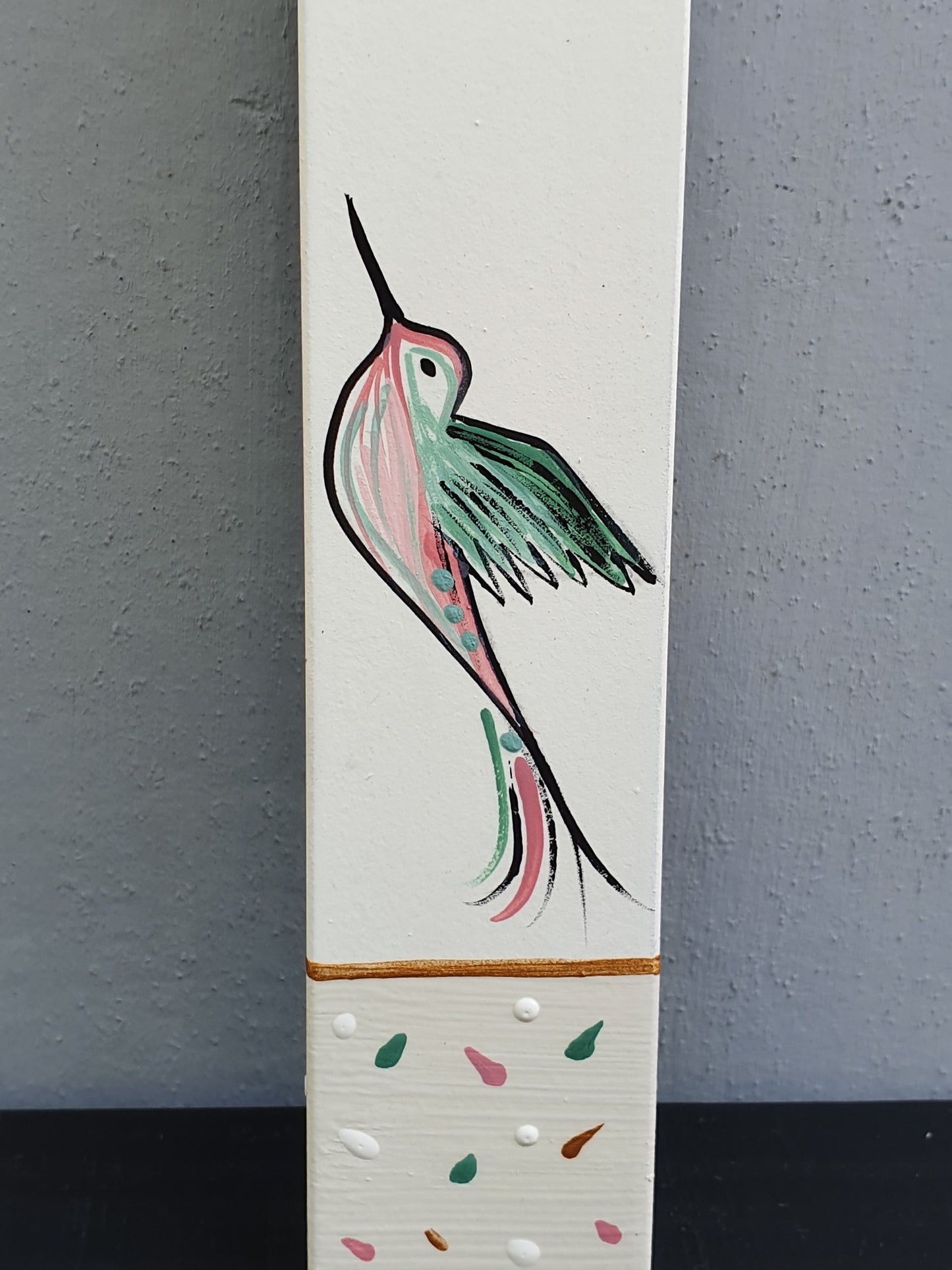 מזוזה מעוצבת מעץ עם ציור יונק דבש מצויר ביד בסגנון עדין, מזוזה בעבודת יד לכניסה לבית או למשרד