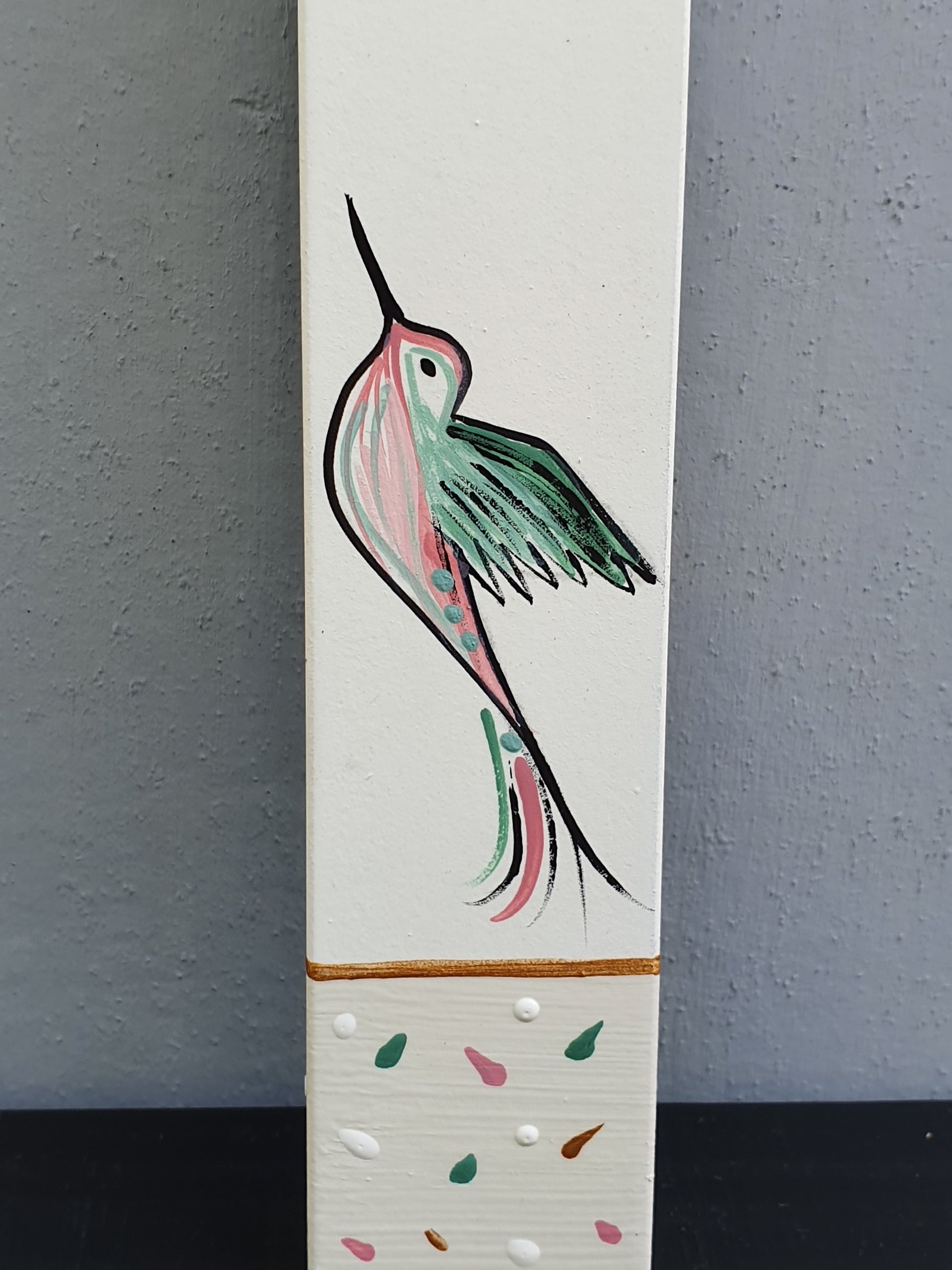 מזוזה מעוצבת מעץ עם ציור יונק דבש מצויר ביד בסגנון עדין, מזוזה בעבודת יד לכניסה לבית או למשרד