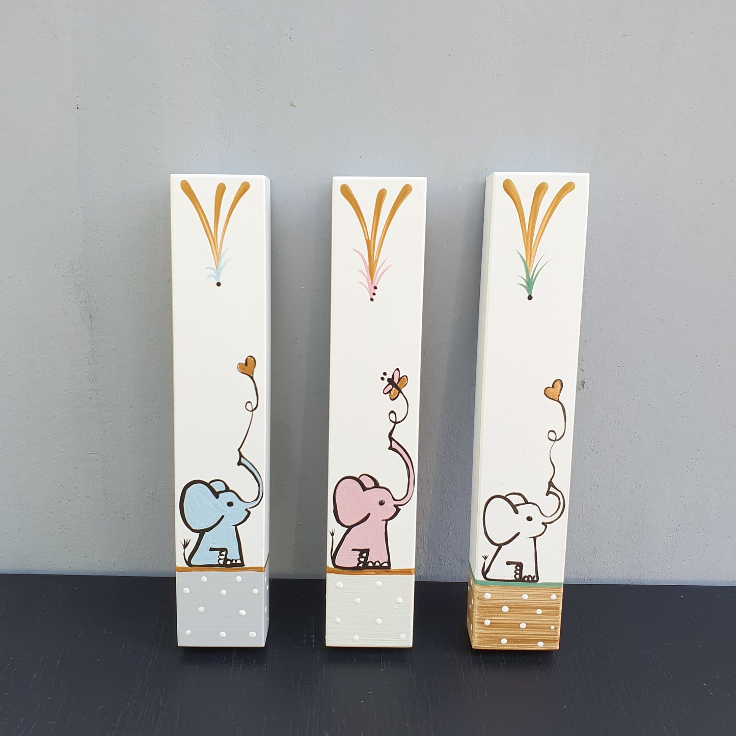 Astar | מזוזה לחדר ילדים עם ציור פיל וכיתוב אישי בעבודת יד