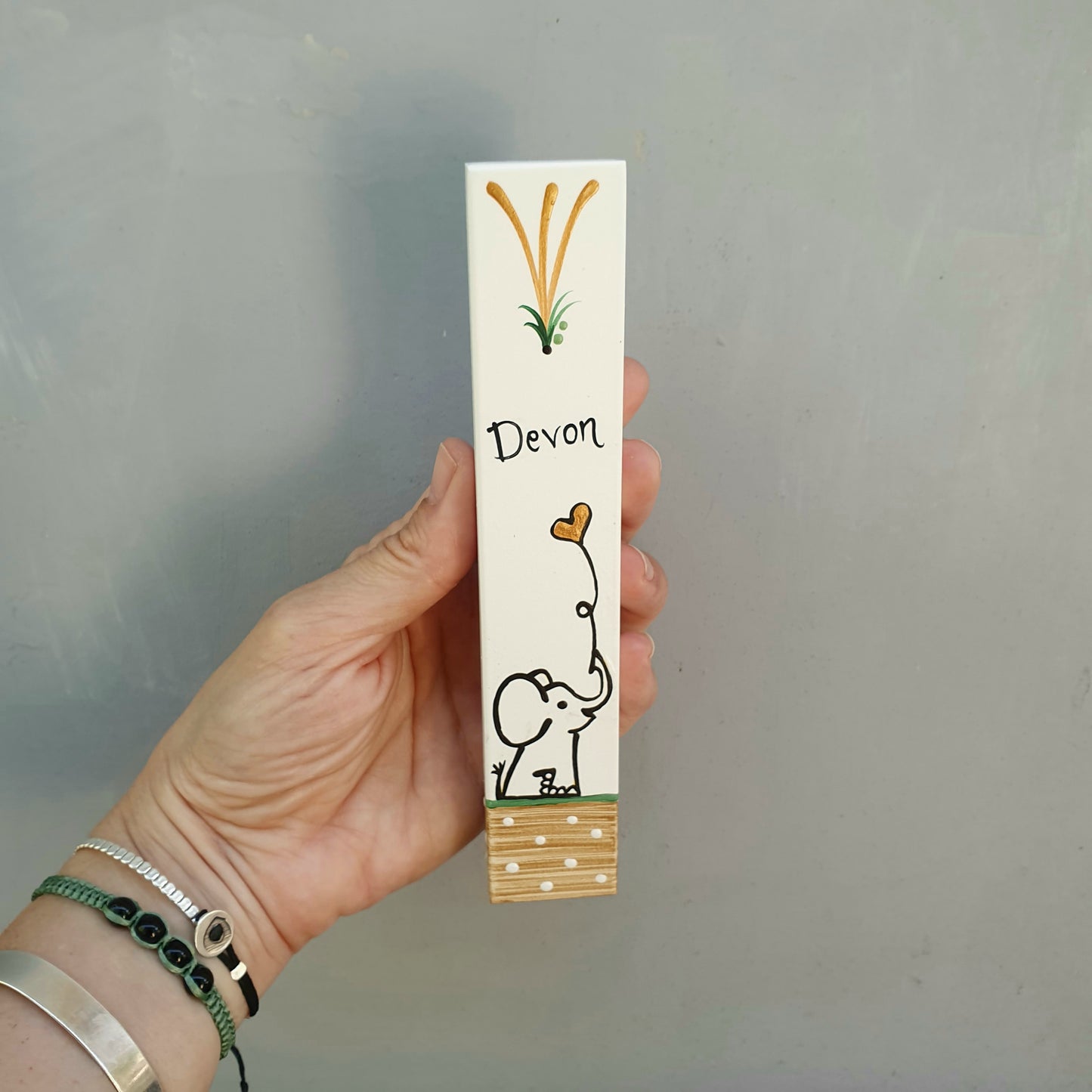 Astar | מזוזה לחדר ילדים עם ציור פיל וכיתוב אישי בעבודת יד