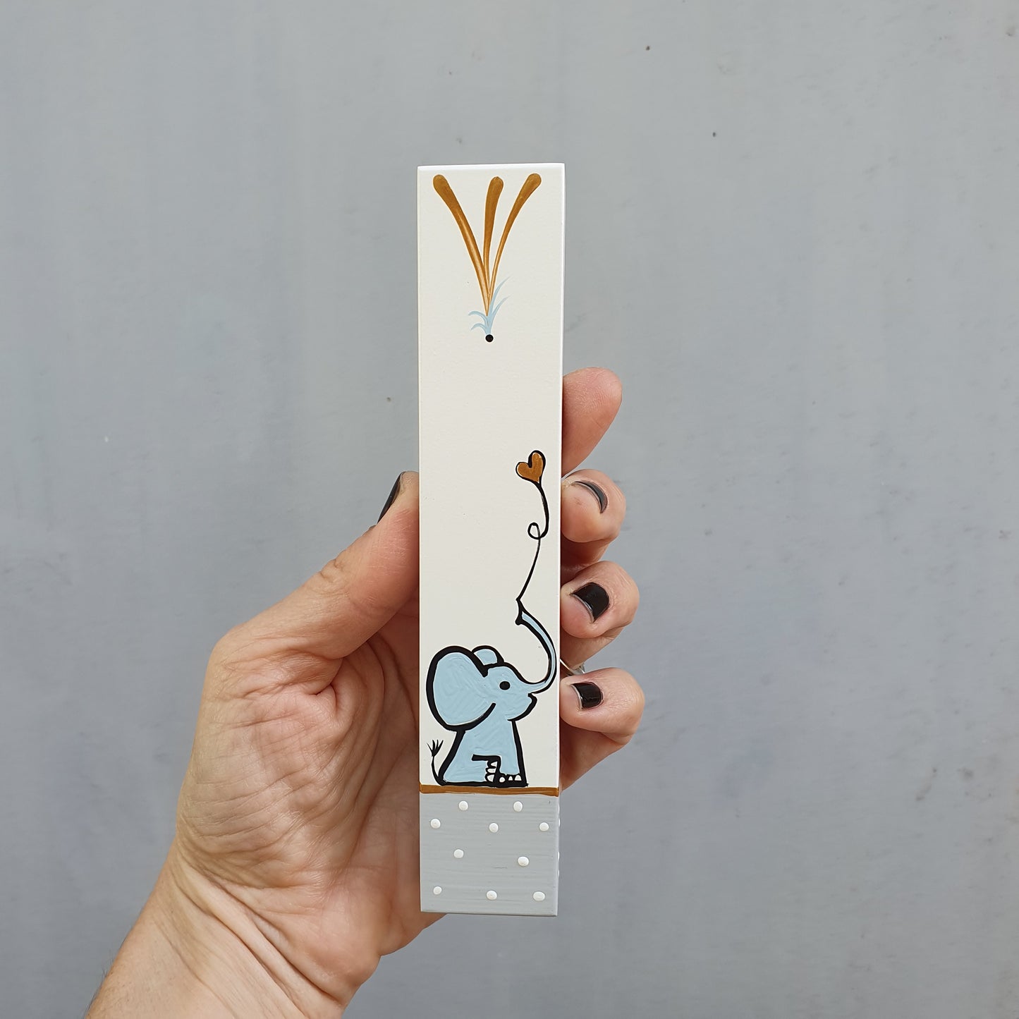 Astar | מזוזה לחדר ילדים עם ציור פיל וכיתוב אישי בעבודת יד