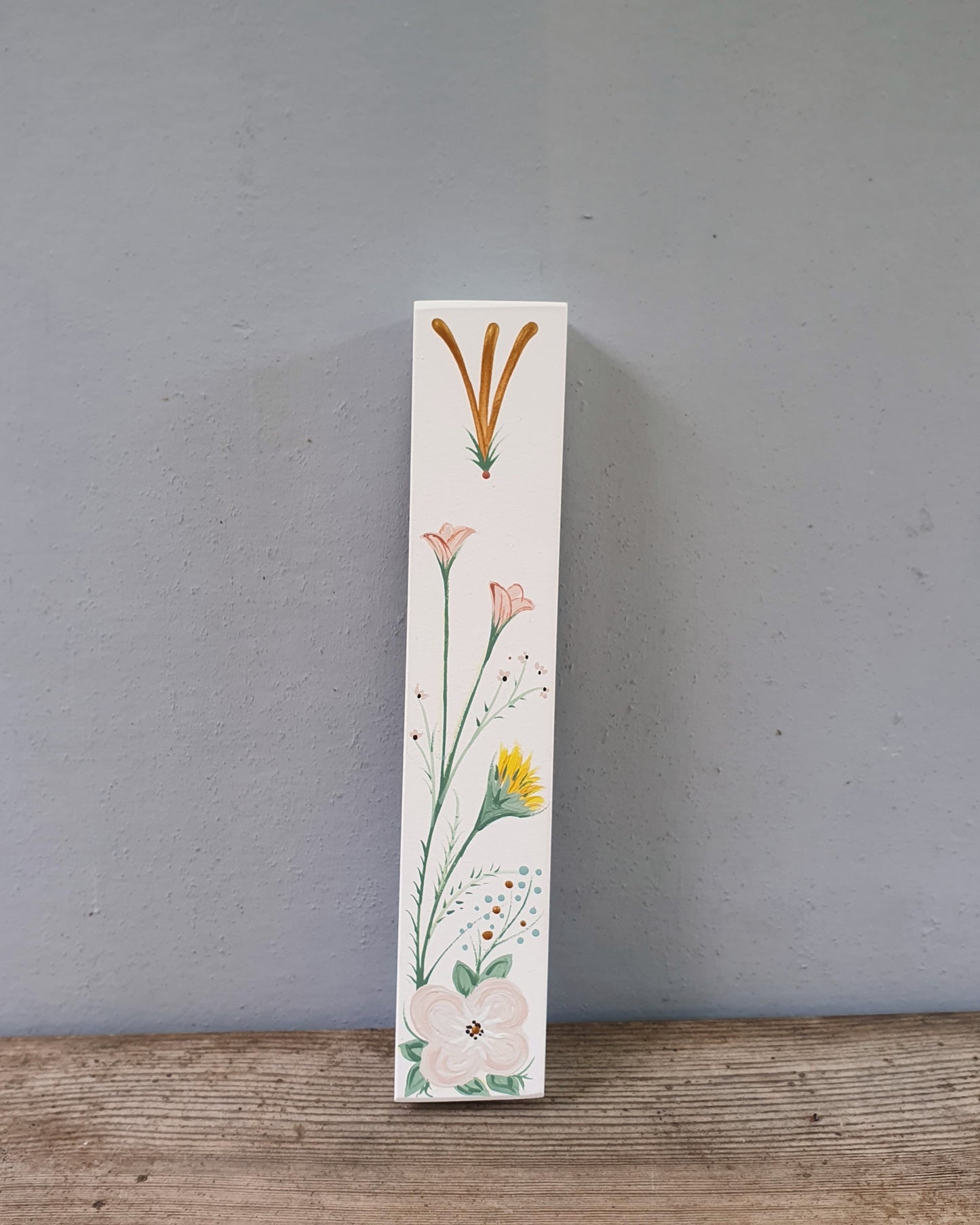 מזוזה מצוירת בעבודת יד עם איור פרחי בר עדינים בסגנון בוטני טבעי, מזוזה אומנותית לכניסה לבית מתנה לבית חדש
מתנה לחתונה
מתנה מיוחדת לבית