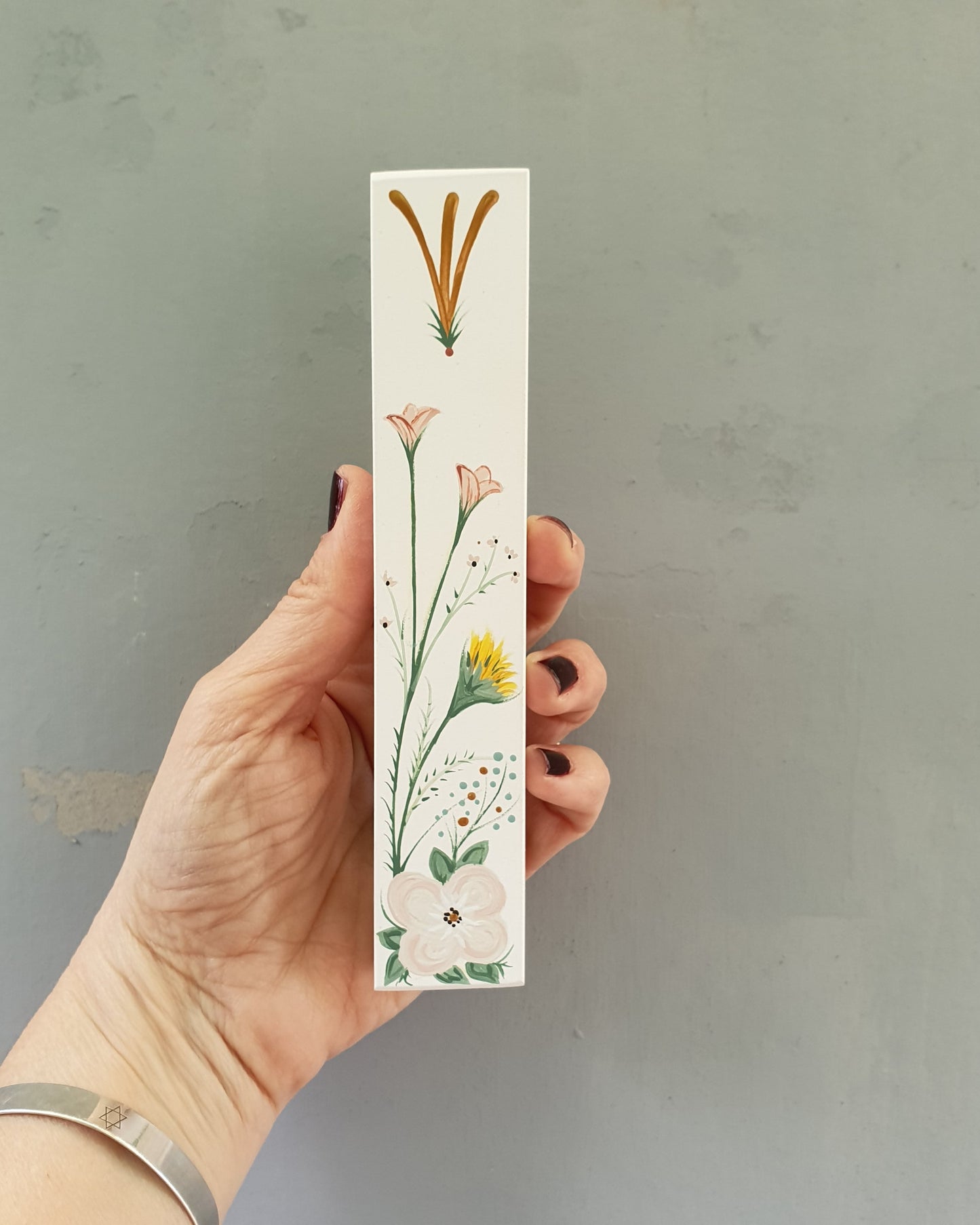 מזוזה מצוירת בעבודת יד עם איור פרחי בר עדינים בסגנון בוטני טבעי, מזוזה אומנותית לכניסה לבית