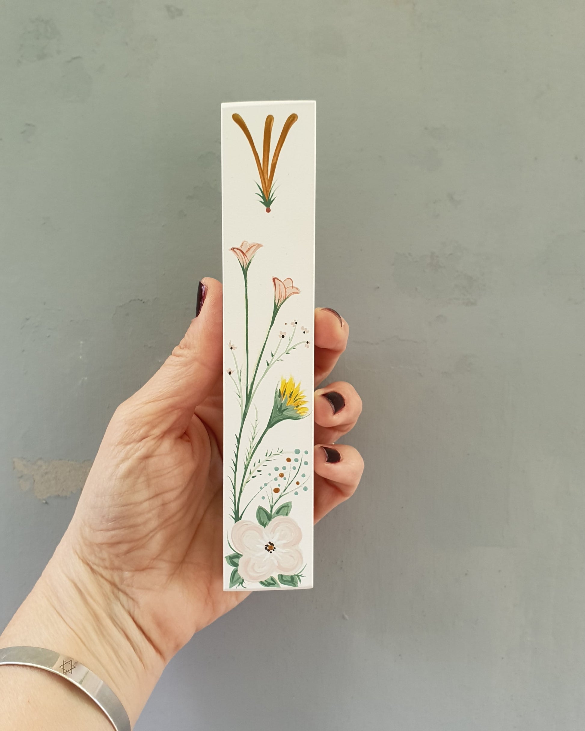 מזוזה מצוירת בעבודת יד עם איור פרחי בר עדינים בסגנון בוטני טבעי, מזוזה אומנותית לכניסה לבית