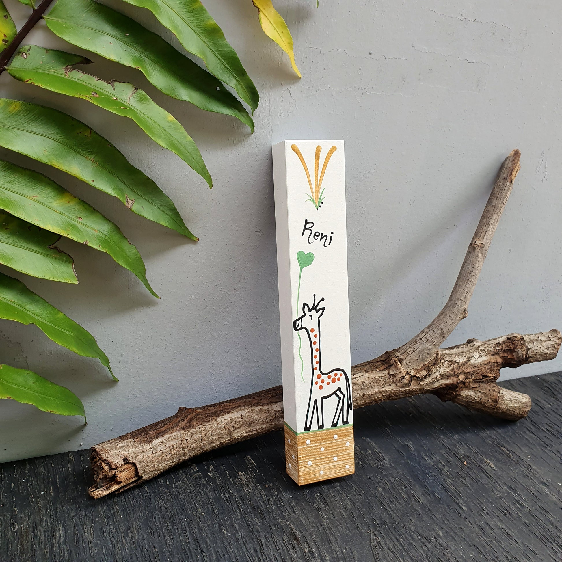 מזוזה לחדר ילדים בעבודת יד בהשראת ספארי וחיות תיבת נח עם ציורים עדינים של ג׳ירפה זברה ציפור ועצלן בגוונים רכים מזוזה עם כיתוב אישי לחדר תינוק חדר ילדים מתנה ללידה ברית ובריתה עיצוב ישראלי בעבודת יד