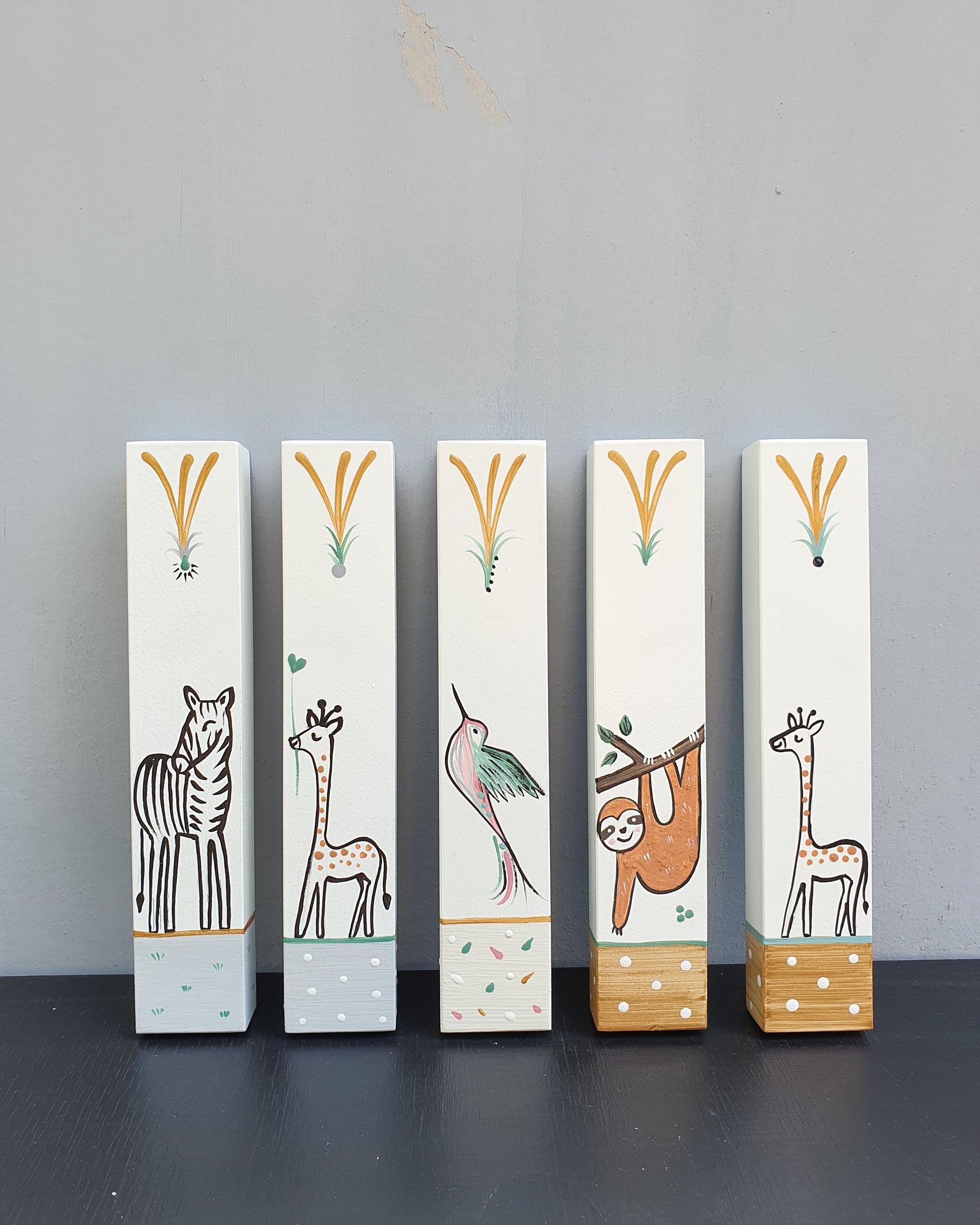 מזוזה מעוצבת לחדר ילדים מצוירת בעבודת יד עם חיות ספארי וחיות תיבת נח ג׳ירפה זברה ציפור ועצלן בצבעים רכים מזוזה עם שם אישי לחדר תינוק ולחדר ילדים מתנה ללידה ברית בריתה וחדר חדש