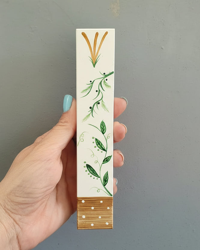 Astar | מזוזה מעוצבת עם ענפים ירוקים מצוירים