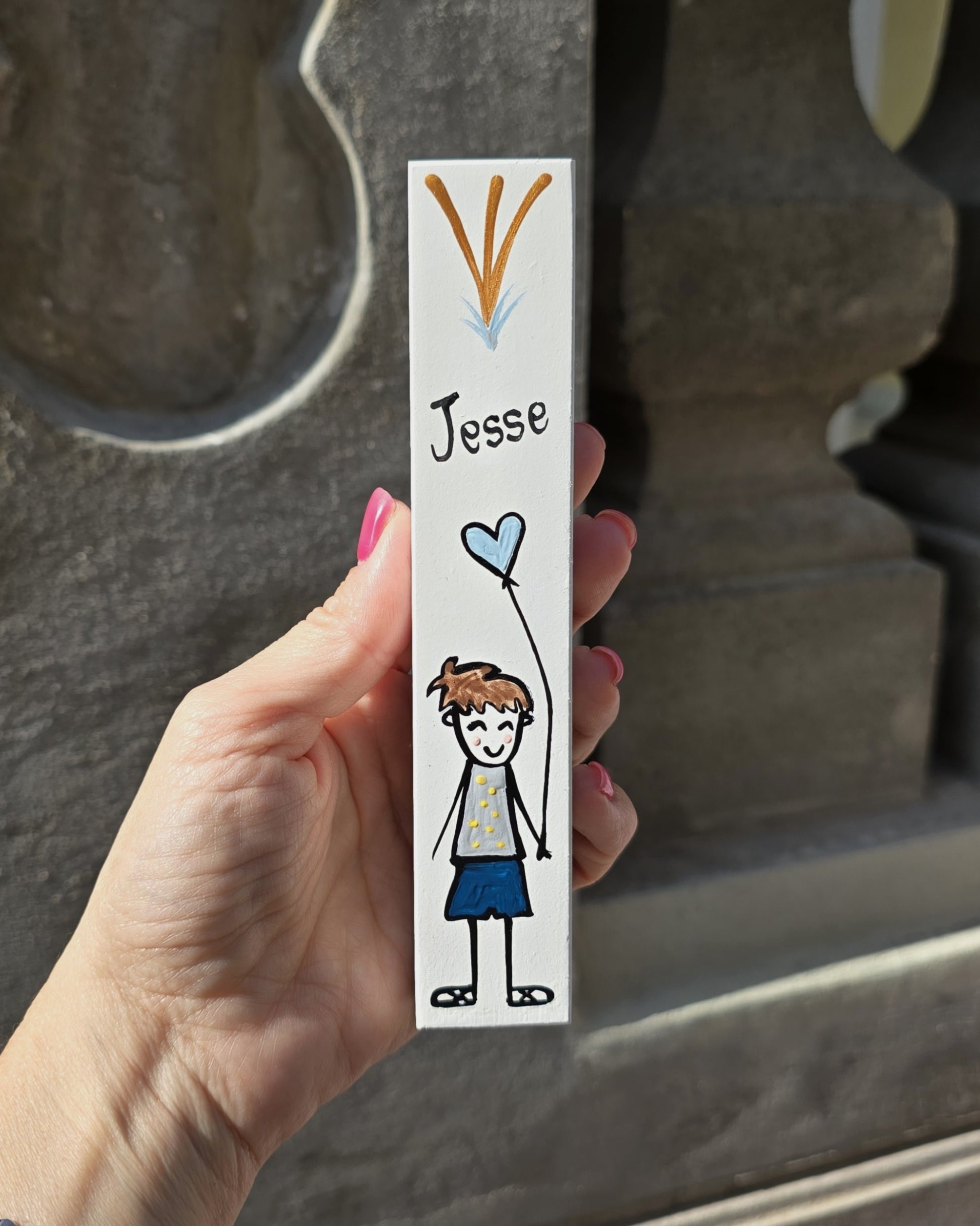 מזוזה לחדר ילדים עם ציור ילד וכיתוב אישי בעבודת יד