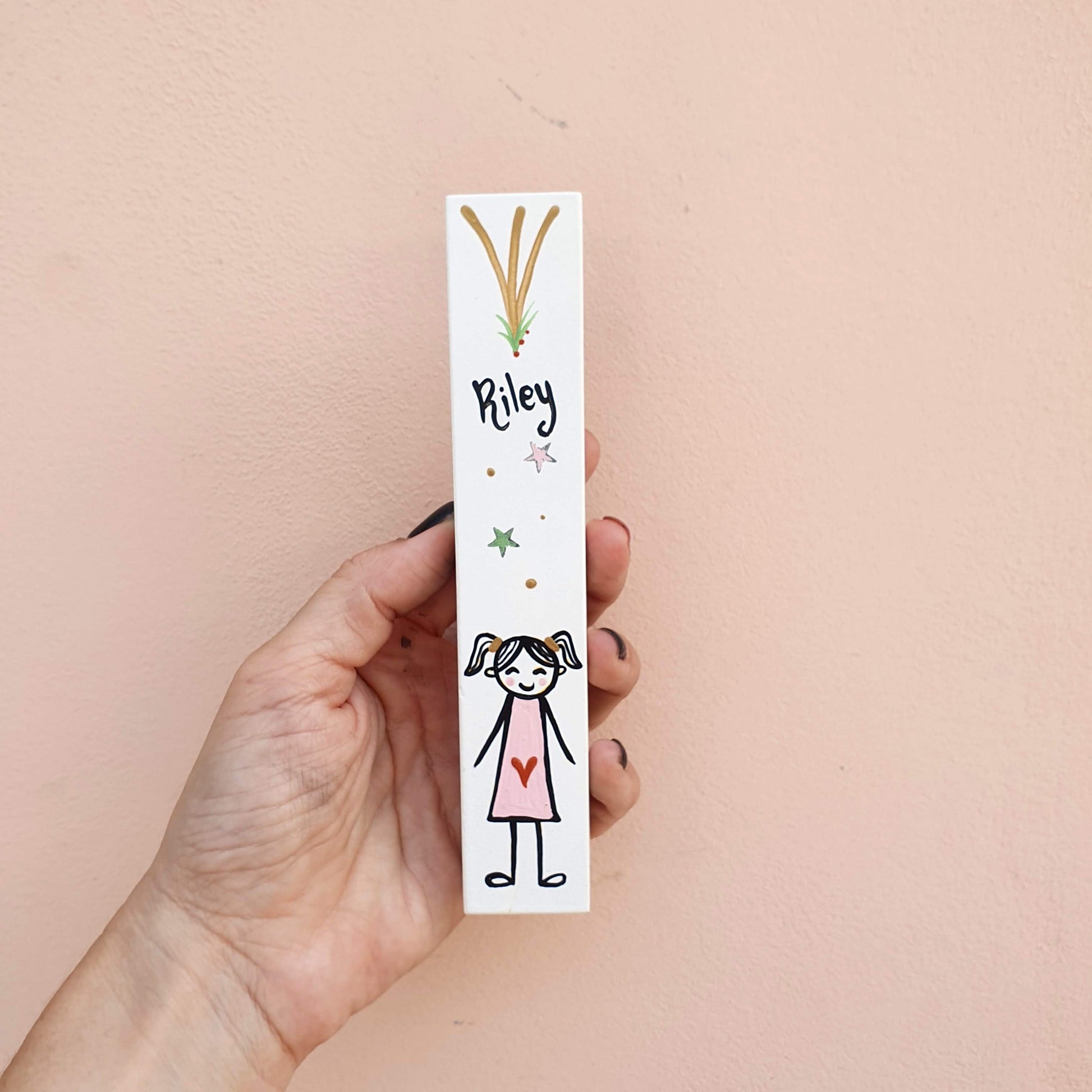 מזוזה לחדר ילדים בעבודת יד עם ציור ילדה וכיתוב אישי מזוזה לחדר תינוק ולחדר ילדים מתנה ללידה לחדר חדש וליום הולדת עיצוב ישראלי בעבודת יד