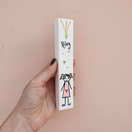 מזוזה לחדר ילדים בעבודת יד עם ציור ילדה וכיתוב אישי מזוזה לחדר תינוק ולחדר ילדים מתנה ללידה לחדר חדש וליום הולדת עיצוב ישראלי בעבודת יד