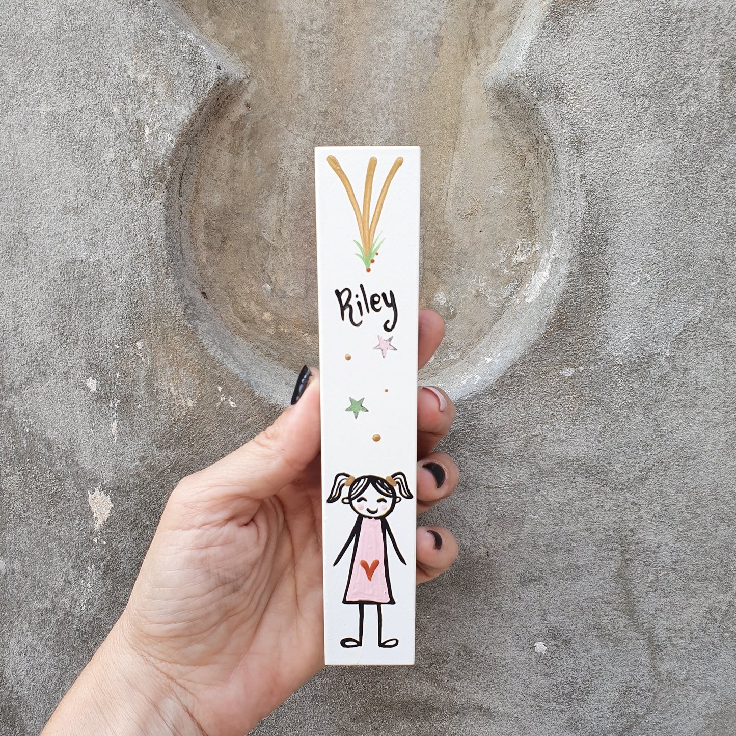 מזוזה לחדר ילדים בעבודת יד עם ציור ילדה וכיתוב אישי מזוזה לחדר תינוק ולחדר ילדים מתנה ללידה לחדר חדש וליום הולדת עיצוב ישראלי בעבודת יד