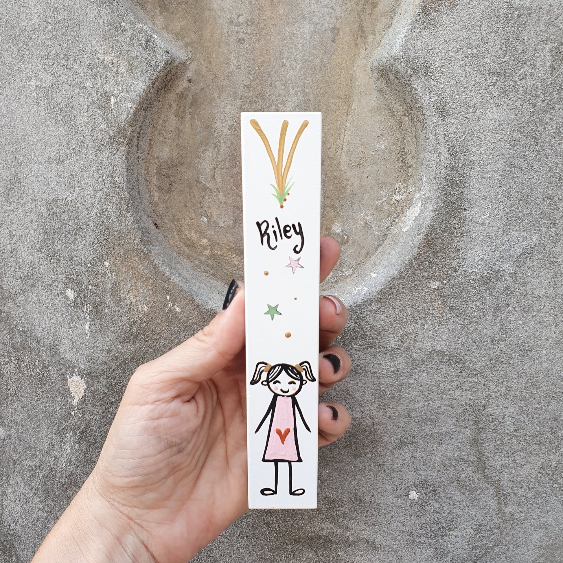 מזוזה לחדר ילדים בעבודת יד עם ציור ילדה וכיתוב אישי מזוזה לחדר תינוק ולחדר ילדים מתנה ללידה לחדר חדש וליום הולדת עיצוב ישראלי בעבודת יד