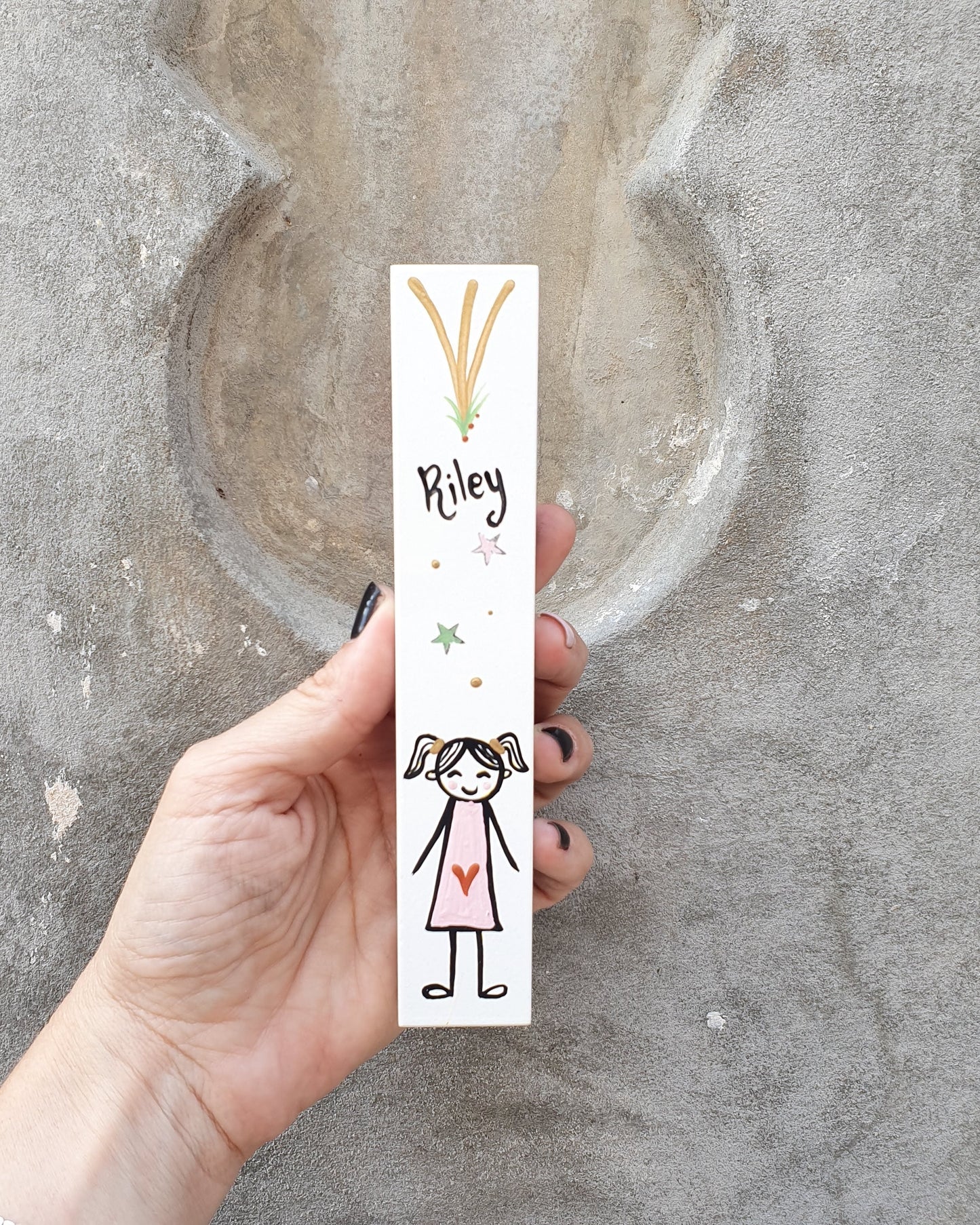 מזוזה לחדר ילדים בעבודת יד עם ציור ילדה וכיתוב אישי מזוזה לחדר תינוק ולחדר ילדים מתנה ללידה לחדר חדש לבריתה וליום הולדת עיצוב ישראלי בעבודת יד