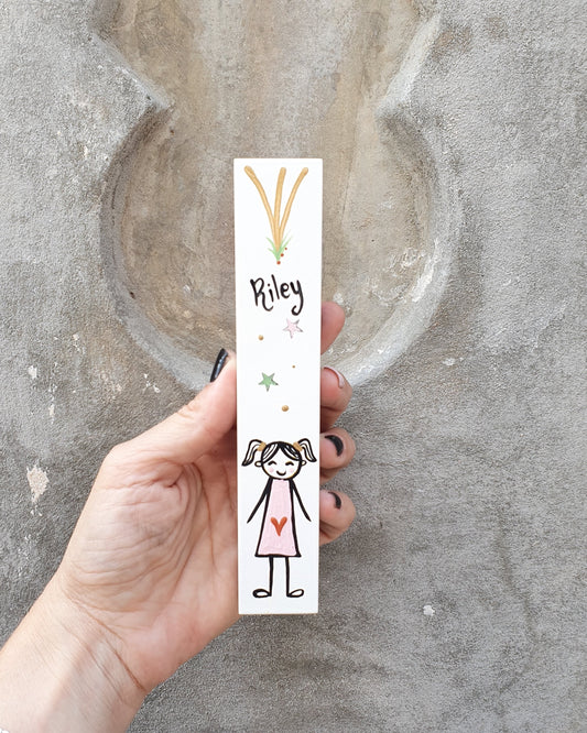 מזוזה לחדר ילדים בעבודת יד עם ציור ילדה וכיתוב אישי מזוזה לחדר תינוק ולחדר ילדים מתנה ללידה לחדר חדש לבריתה וליום הולדת עיצוב ישראלי בעבודת יד