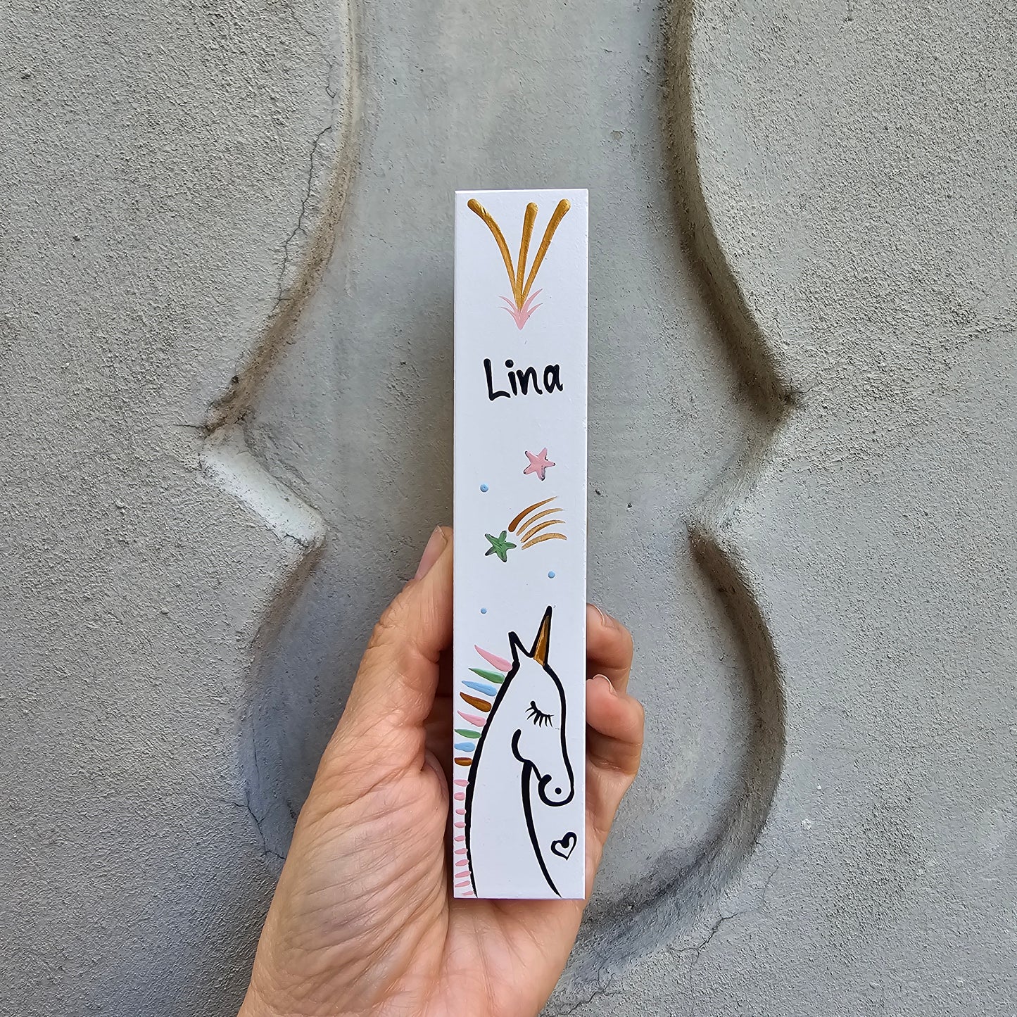 מזוזה לחדר ילדים בעבודת יד עם ציור חד קרן צבעוני וכיתוב אישי Lina, מזוזה עדינה לילדות מתנה ללידה ולבריתה ציור מקורי