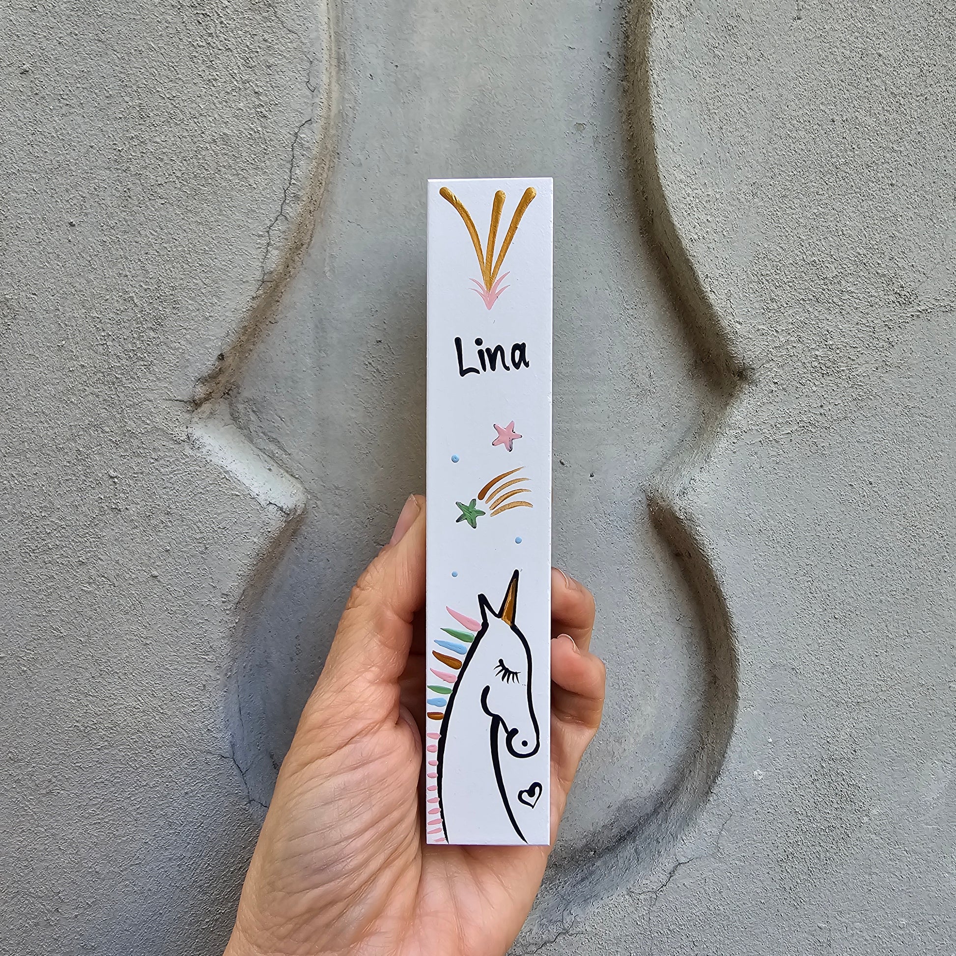 מזוזה לחדר ילדים בעבודת יד עם ציור חד קרן צבעוני וכיתוב אישי Lina, מזוזה עדינה לילדות מתנה ללידה ולבריתה ציור מקורי
