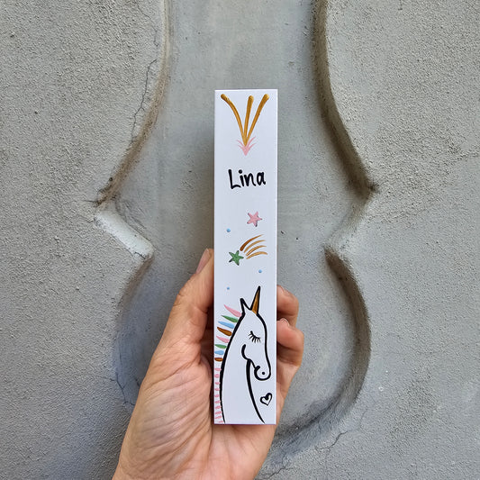 מזוזה לחדר ילדים בעבודת יד עם ציור חד קרן צבעוני וכיתוב אישי Lina, מזוזה עדינה לילדות מתנה ללידה ולבריתה ציור מקורי
