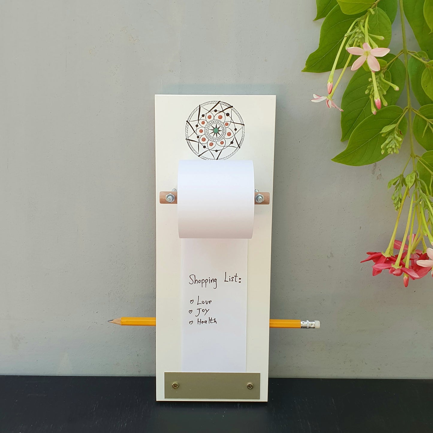 מגנט למקרר לרשימות בעבודת יד ממוסליל עם גליל נייר ועיפרון מתנה קטנה שימושית לבית ולמטבח