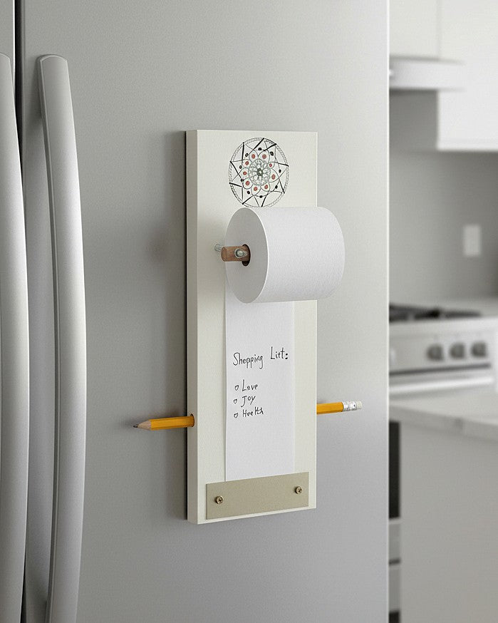מגנט למקרר לרשימות בעבודת יד ממוסליל עם גליל נייר ועיפרון מתנה קטנה שימושית לבית ולמטבח