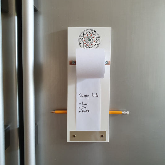 מגנט למקרר לרשימת קניות בעבודת יד ממוסליל עם גליל נייר ועיפרון אביזר שימושי לארגון המטבח