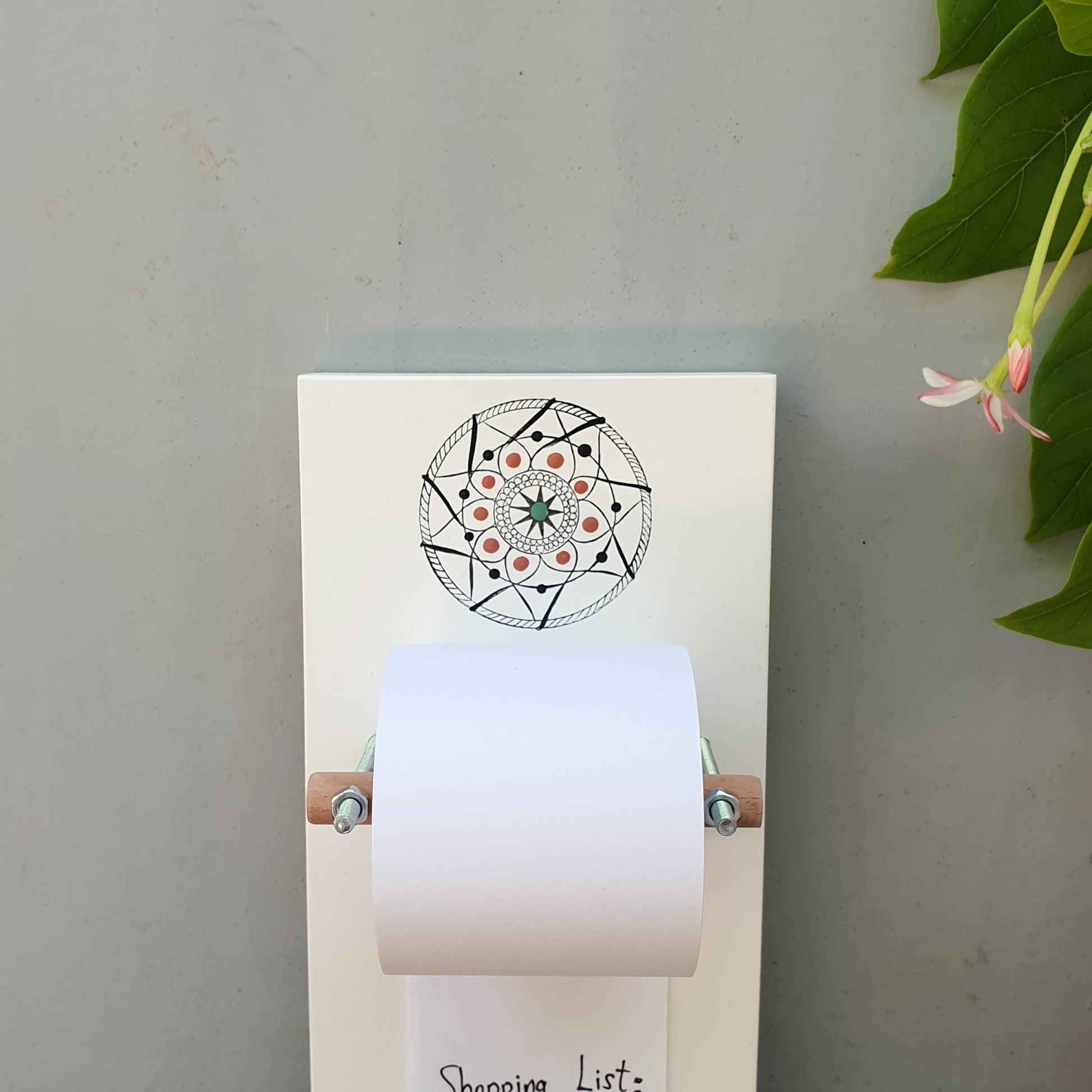 מגנט למקרר לרשימות בעבודת יד ממוסליל עם גליל נייר ועיפרון מתנה קטנה שימושית לבית ולמטבח