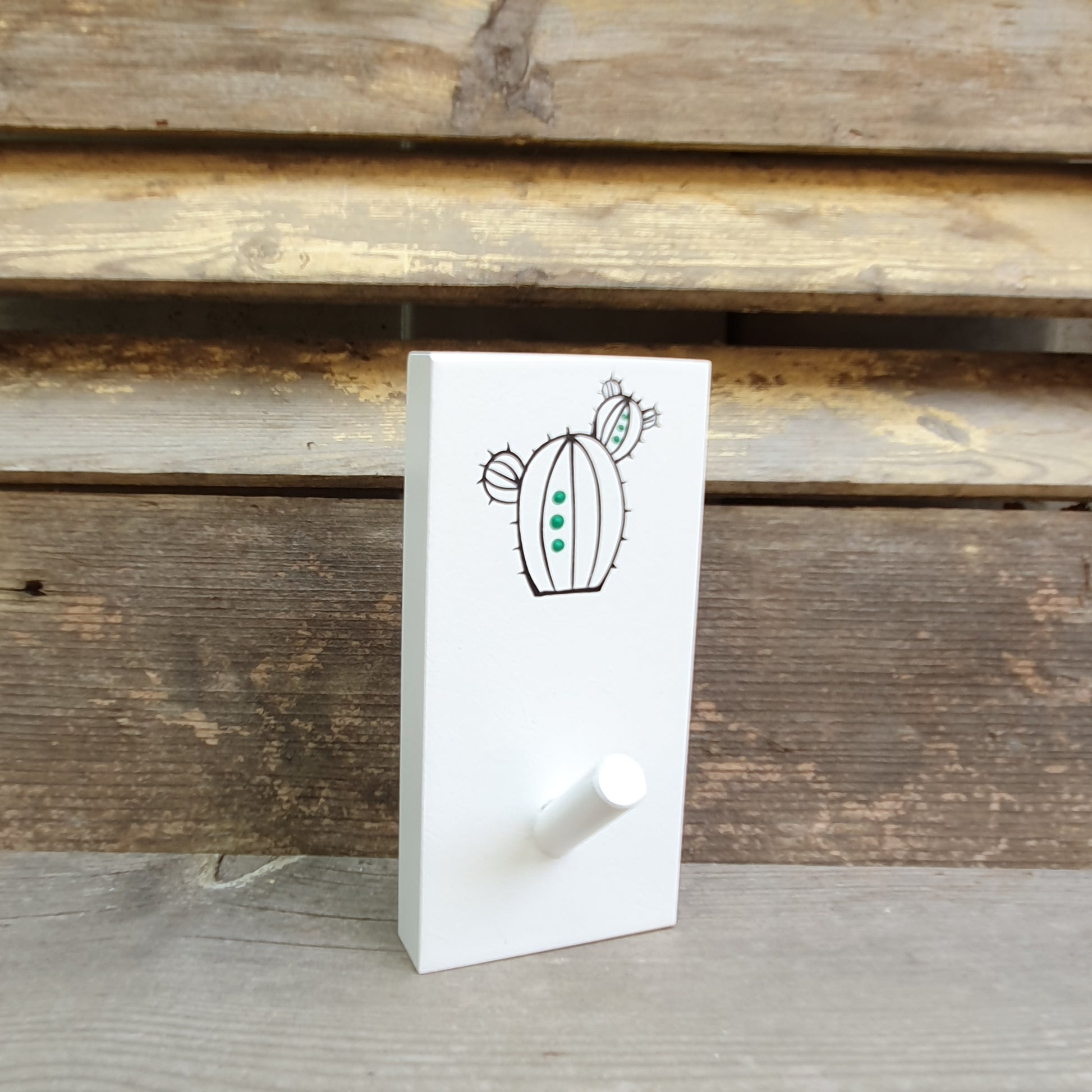 מתלה עץ עם וו תלייה מצויר בעבודת יד קקטוס שחור עם נקודות ירוקות על רקע לבן מתלה לבגדים תיקים ומגבות לכניסה לבית חדר רחצה וחדר ילדים עיצוב נקי מודרני