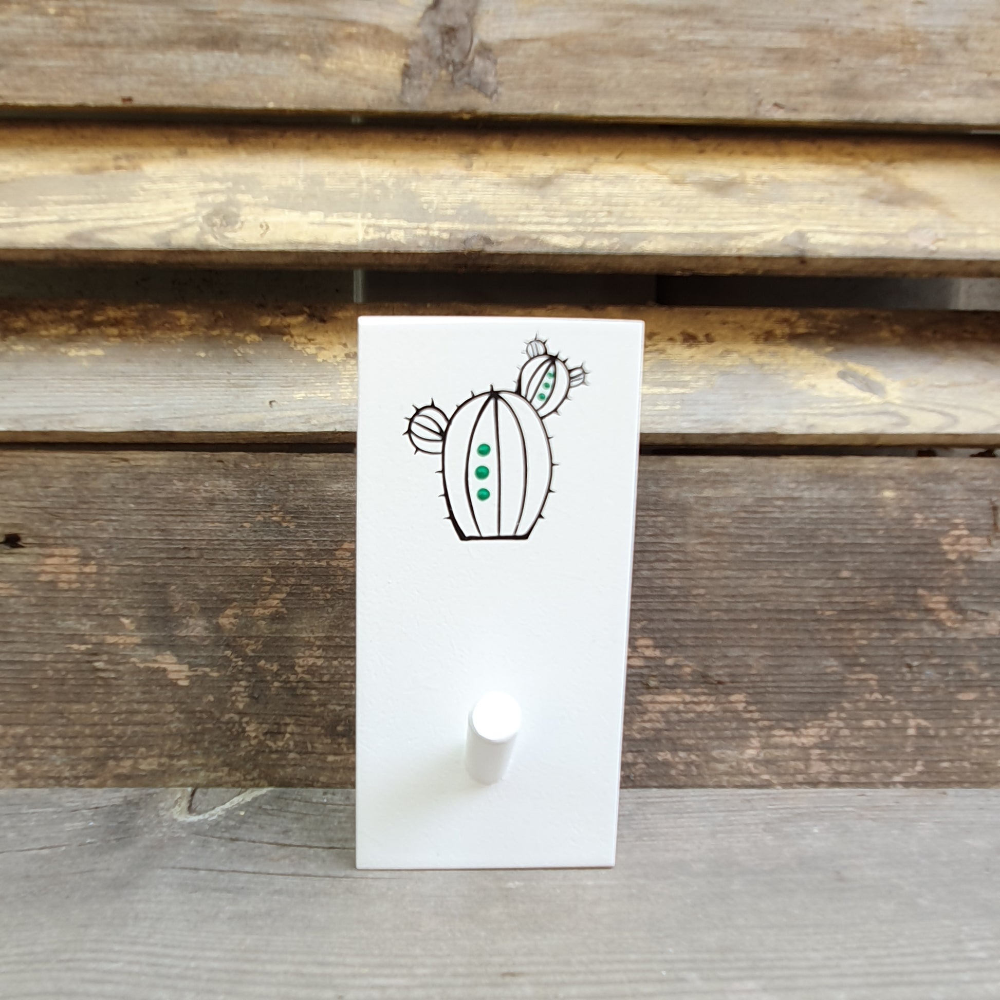 מתלה עץ עם וו תלייה מצויר בעבודת יד קקטוס שחור עם נקודות ירוקות על רקע לבן מתלה לבגדים תיקים ומגבות לכניסה לבית חדר רחצה וחדר ילדים עיצוב נקי מודרני